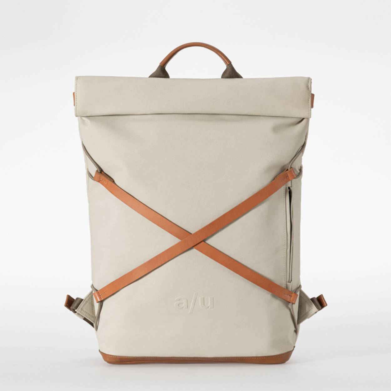 wasserabweisendes Baumwollgewebe mit authentischem Leder. Der leichte Roll-top-Rucksack mit gepolsterten Schultergurten und seidenmattem Coating bietet Platz für Unterlagen in A4-Format und ein Notebook bis 15 Zoll. Das Leder stammt aus einer GOLD-zertifizierten Gerberei, die ein Mitglied der Leather Working Group ist und deren Fokus auf einer verantwortungs- und umweltbewussten Lederherstellung liegt.

BESCHREIBUNG

Hauptfach mit Druckknöpfen und Roll-/Wendeverschluss
separates, großes Fach mit Reißverschluss oben
Reißverschlussfach auf der Vorder- und Rückseite
Reißverschlussfach im Inneren
gepolstertes Notebookfach (15 Zoll)
Handyfach
Einsteckfach
zwei Stiftschlaufen
Handgriff
längenverstellbare, gepolsterte Gurte
Applikationen und Boden aus Premium-Rindleder
a/u-Relief-Prägung
wasserabweisende Reißverschlüsse
geeignet für DIN A4
strapazierfähiger Futterstoff aus Polyester
EIGENSCHAFTEN

Farbe:	dust
Gewicht:	0,88 kg
Außenmaße:	ca. 29 x 12 x min.45 - max.53 cm
Kollektion:	Japan
MATERIAL & PFLEGE

Das leichte, wasserabweisende Baumwollgewebe hat eine seidenmatte Beschichtung, die sich mit dem Gebrauch poliert. Die Lederapplikationen sind aus Rindleder gefertigt.

STYLED WITH CARE: Dieser Style wird von Hand und unter Einhaltung des BSCI-Verhaltenskodex, basierend auf internationalen, sozialen Standards (SA:8000), angefertigt. Das Leder stammt aus einer zertifizierten Gerberei, die Mitglied der Leather Working Group ist, und deren Fokus darauf liegt, Umweltbelastungen zu minimieren.