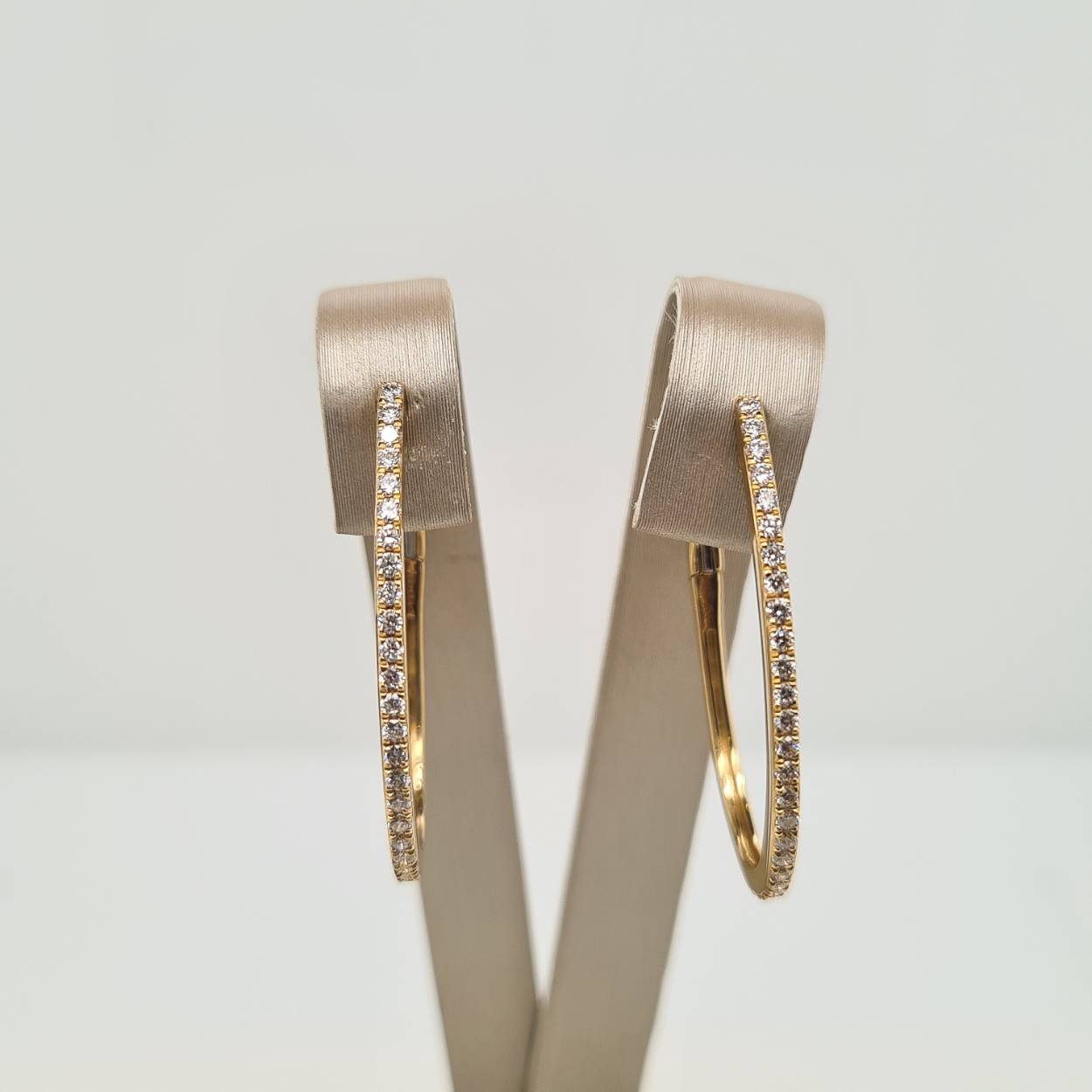 Prachtige 14 karaat oorsieraden met diamant, 0.46crt. 