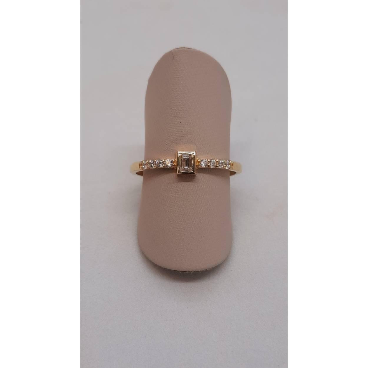De gouden ring, modelnummer BREA-JOY-0004077, is een elegante 14kt gouden ring met glanzende afwerking en stenen. De ringmaat is 54 en heeft een goudkleurige uitstraling, perfect voor een verfijnde look. Deze ring kan dagelijks gedragen worden om elke outfit een chique touch te geven. Perfect voor speciale gelegenheden of dagelijks gebruik.
