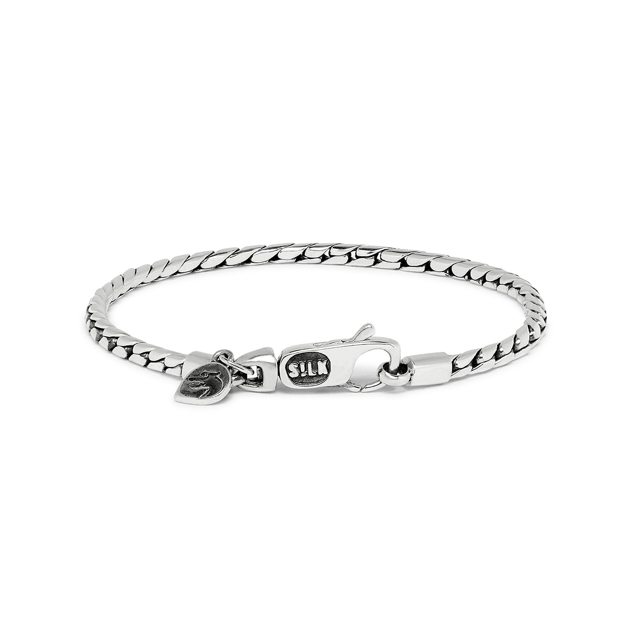 De stapel armband family krijgt er dit voorjaar een nieuw zusje bij. De SILK karabijn serie is zo’n beetje een van de populairste favoriete series om eindeloos mee te combineren. Mix en match de verfijnde stapel serie tot jouw eigen speelse trendy look.

 

Dit zeer smalle fijn gevlochten armbandje heeft een speels karabijnsluitinkje. De Dua 248 armband is onderdeel van een set bestaande uit vier verfijnde karabijn armbandjes welke perfect onderling met elkaar te combineren zijn.