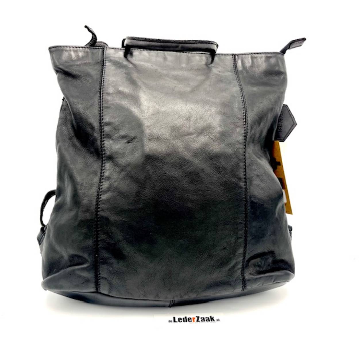 Leuke rugzak om eventueel ook nog een A4 mapje of mini laptop in mee te nemen. Aan de achterzijde zit een ritsvak. Onder de hoofdrits zit een hoofdvak, achterrits vak en een handig vak om duw mobiel in op te bergen.

Afmetingen:
Hoogte 33cm x breed 30cm x diep 10cm