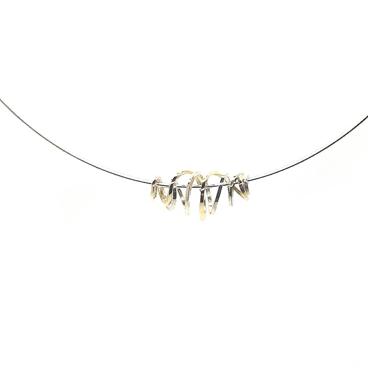 Sierlijke verfijnde draden laten deze ontwerpen voor zichzelf spreken. De twee banen van zilver en goud vormen samen een prachtig en open geheel. Met een letterlijke twist zijn deze sieraden goed draagbaar en makkelijk te combineren. Een energieke twist van sierlijkheid die jou laat stralen. Elk sieraad wordt met de hand gemaakt in ons eigen atelier en ontstaat spontaan op gevoel. Jouw Twist is dus altijd uniek.

Maak een afspraak en kom deze sierlijke hanger eens passen! Of bestel haar gelijk, dan sturen we deze mooi verpakt naar je toe.