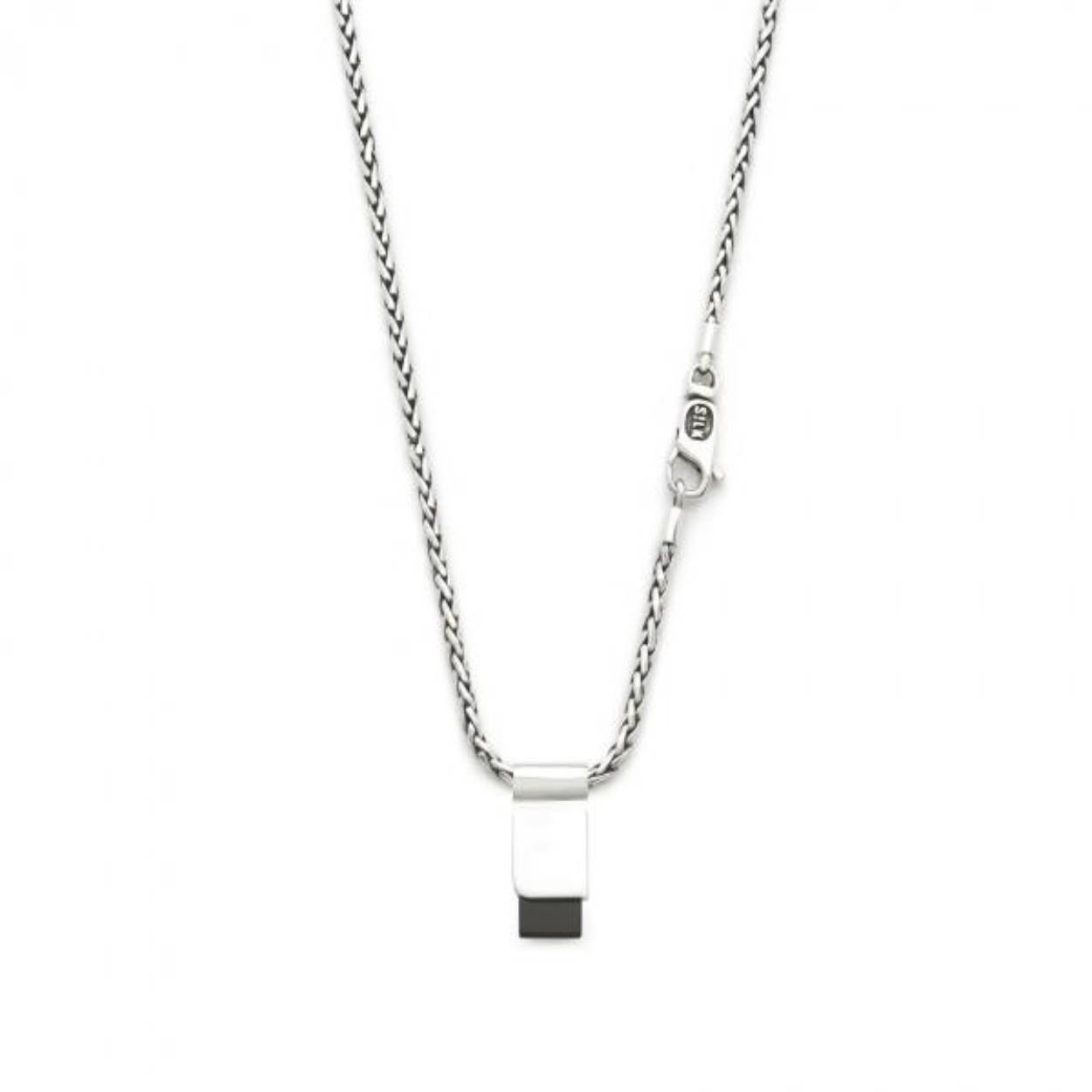  Deze zilveren ketting heeft een tag met aan de achterzijde een zwart onyx barretje, waardoor dit zilveren collier met hanger aan tweezijdes draagbaar is. De subtiele, met elkaar verweven patronen van deze handgemaakte zilveren ketting gaat over in een klein karabijn sluitinkje wat dit zilveren collier een speelse touch geeft. Maak je look helemaal af, combineer en creëer je eigen stijl.