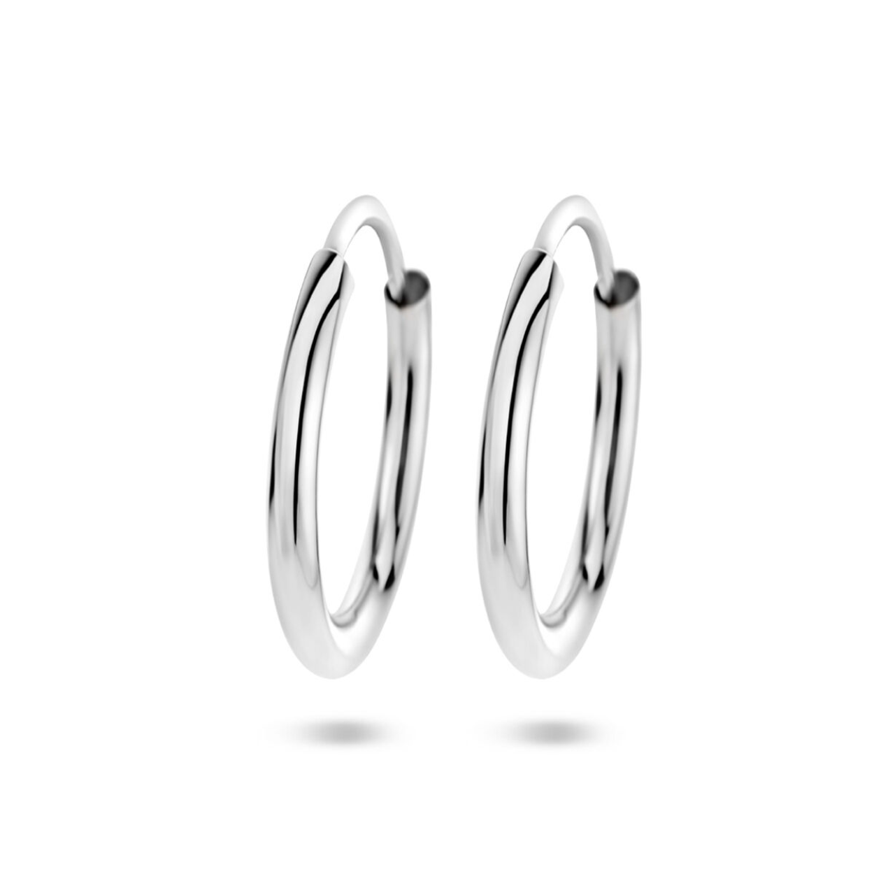 Zilveren oorringen ronde buis 20x1,8mm 
Gerhodineerd zilveren oorringen met een ronde buis en een scharnier-sluiting.