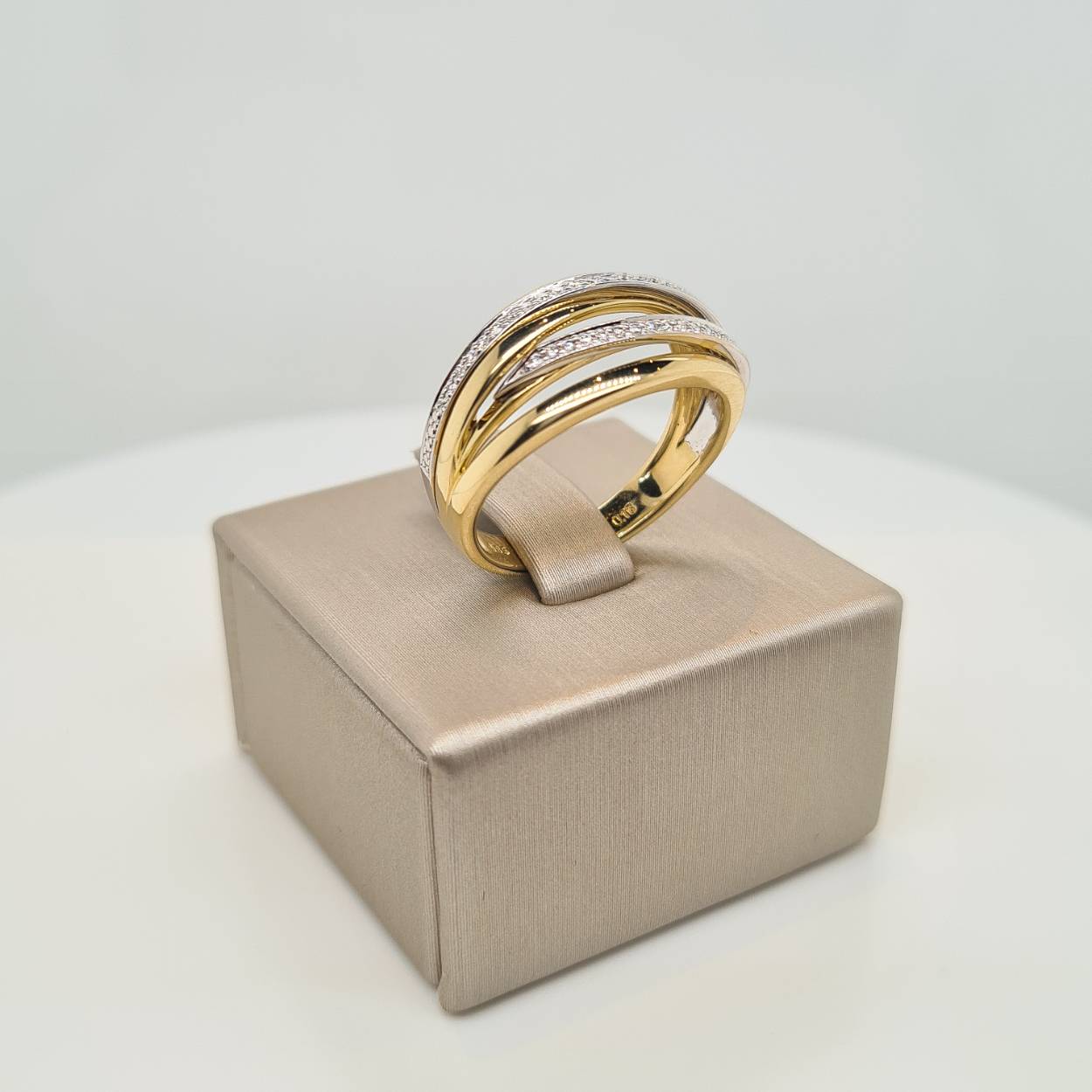 Prachtige 14 karaat gouden ring bezet met diamant, 0.16crt. De maat van de ring is 55.