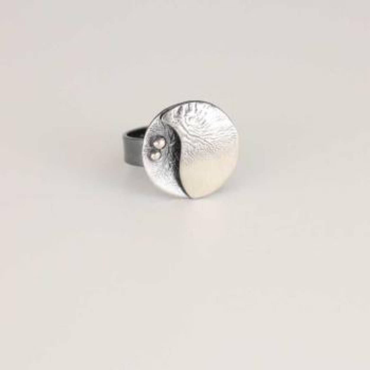Buttner Schmuck handgemaakte sieraden vervaardigd in een klein atelier uit de Harz, zilveren ring.