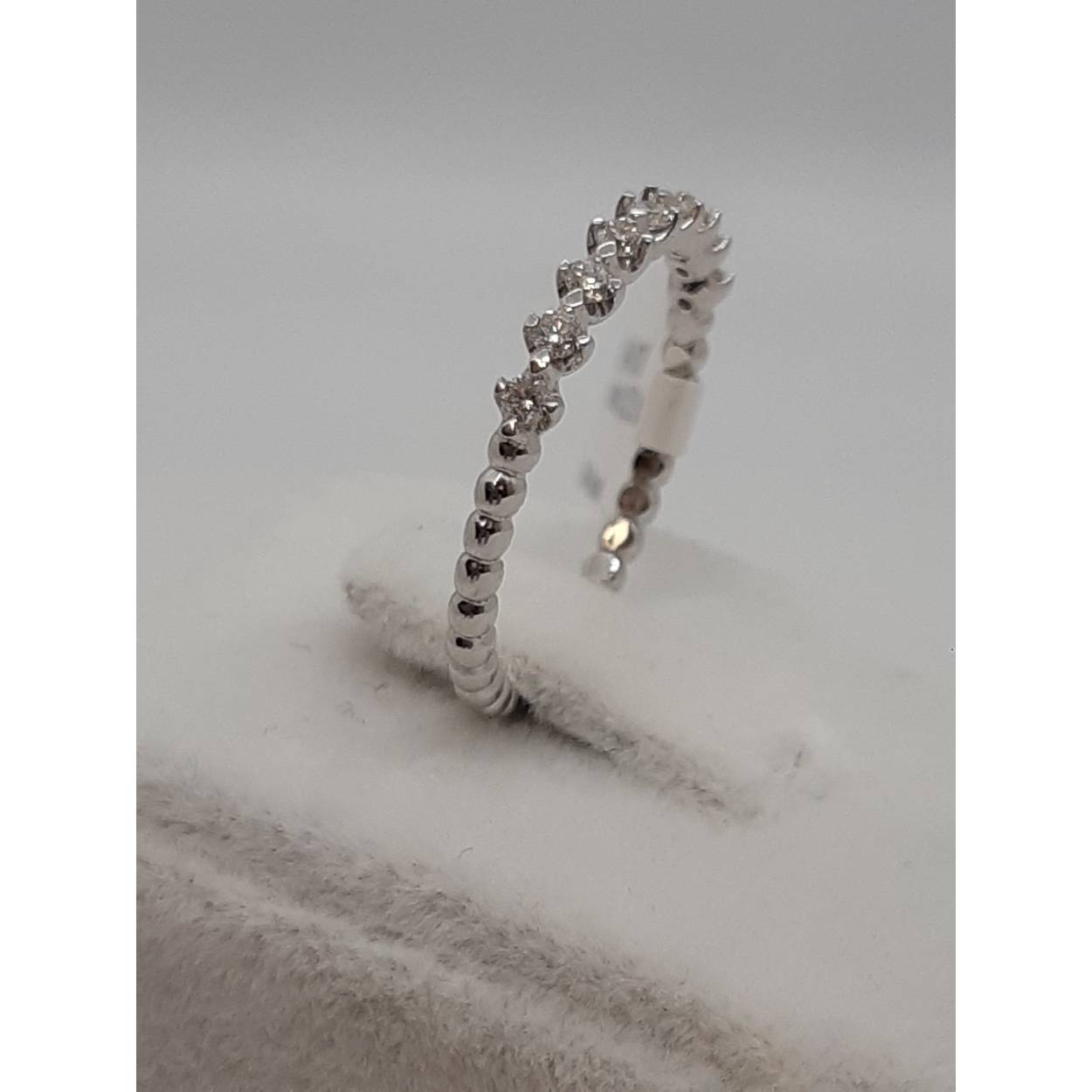 De diamant ring BREA-0002779 combineert elegantie en vakmanschap. Gemaakt van 14 karaat witgoud, met een glanzende afwerking. Versierd met 9 ronde diamanten (0,22 ct, kleur F, zuiverheid SI1). Perfect voor maat 54. Ideaal voor speciale gelegenheden of als stijlvol dagelijks accessoire. Draag het solo of gecombineerd met andere ringen voor een verfijnde look.