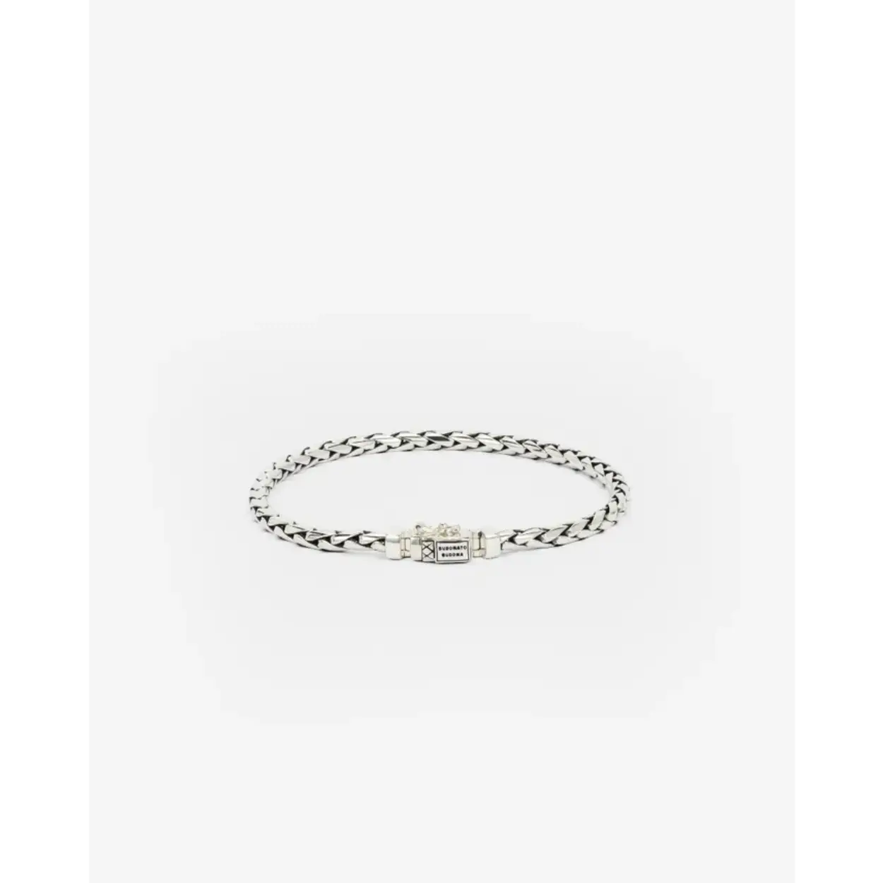 De George Mini Armband is gebaseerd op een traditionele Balinese weeftechniek en met de hand gemaakt door gepassioneerde ambachtslieden. Het is een meesterwerk dat puur vakmanschap laat zien. Deze armband, met zijn fijne schakels en gedetailleerde afwerking, is een ode aan de kunst van het verfijnde smeden. Ontworpen in Amsterdam en met de hand gemaakt in Zuid-Oost Azië uit gerecycled zilver. Deze armband is niet alleen een statement van stijl, maar ook van duurzaamheid en kwaliteit. Draag het als een symbool van jouw eigen unieke pad en de onvergetelijke momenten en mijlpalen die je al hebt behaald in je leven.