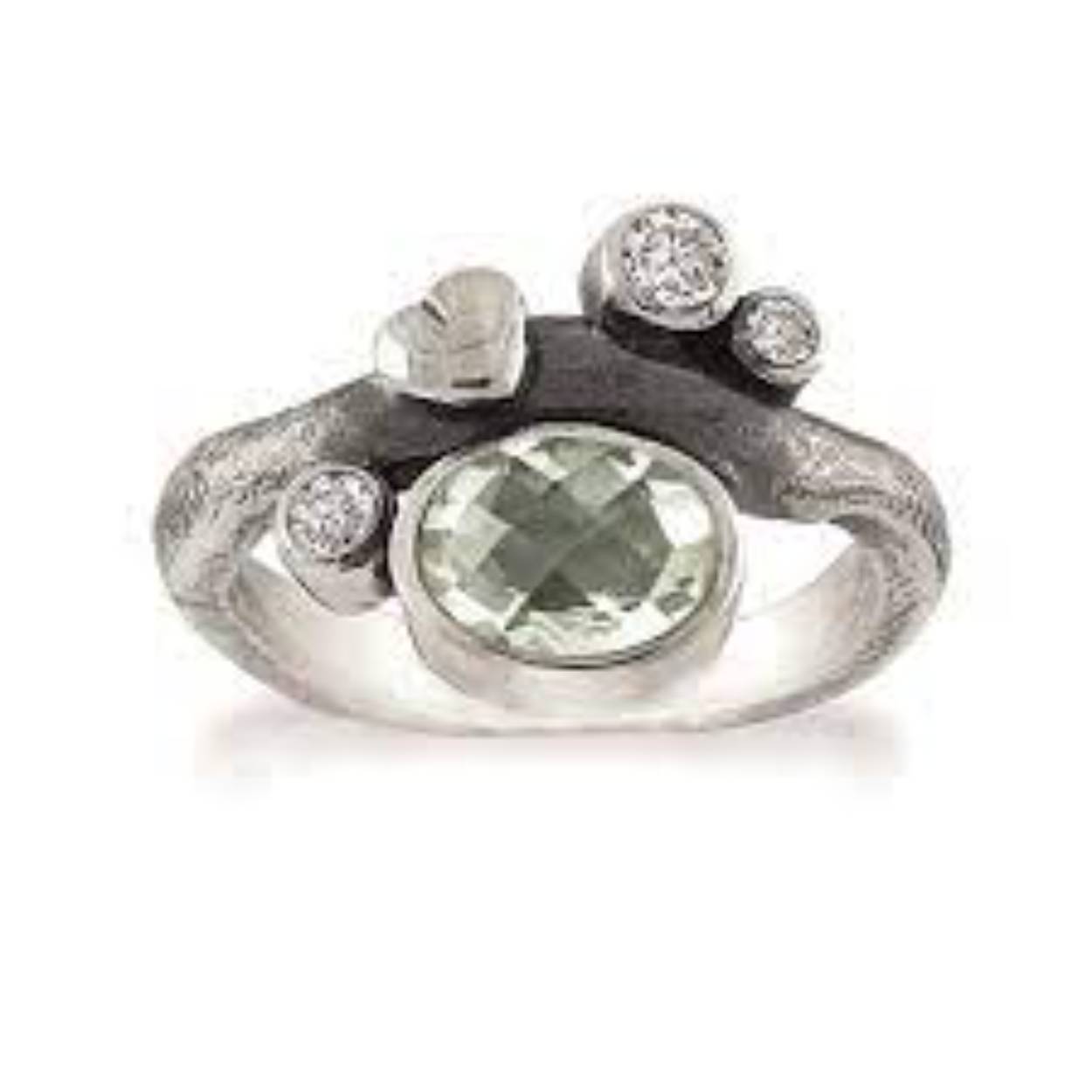 Deze sterling zilveren ring heeft in het midden een mooie prasioliet van 8 x 6 mm. Rondom de ringband bevinden zich twee witte topazen van 2,5 mm en één van 3 mm.
