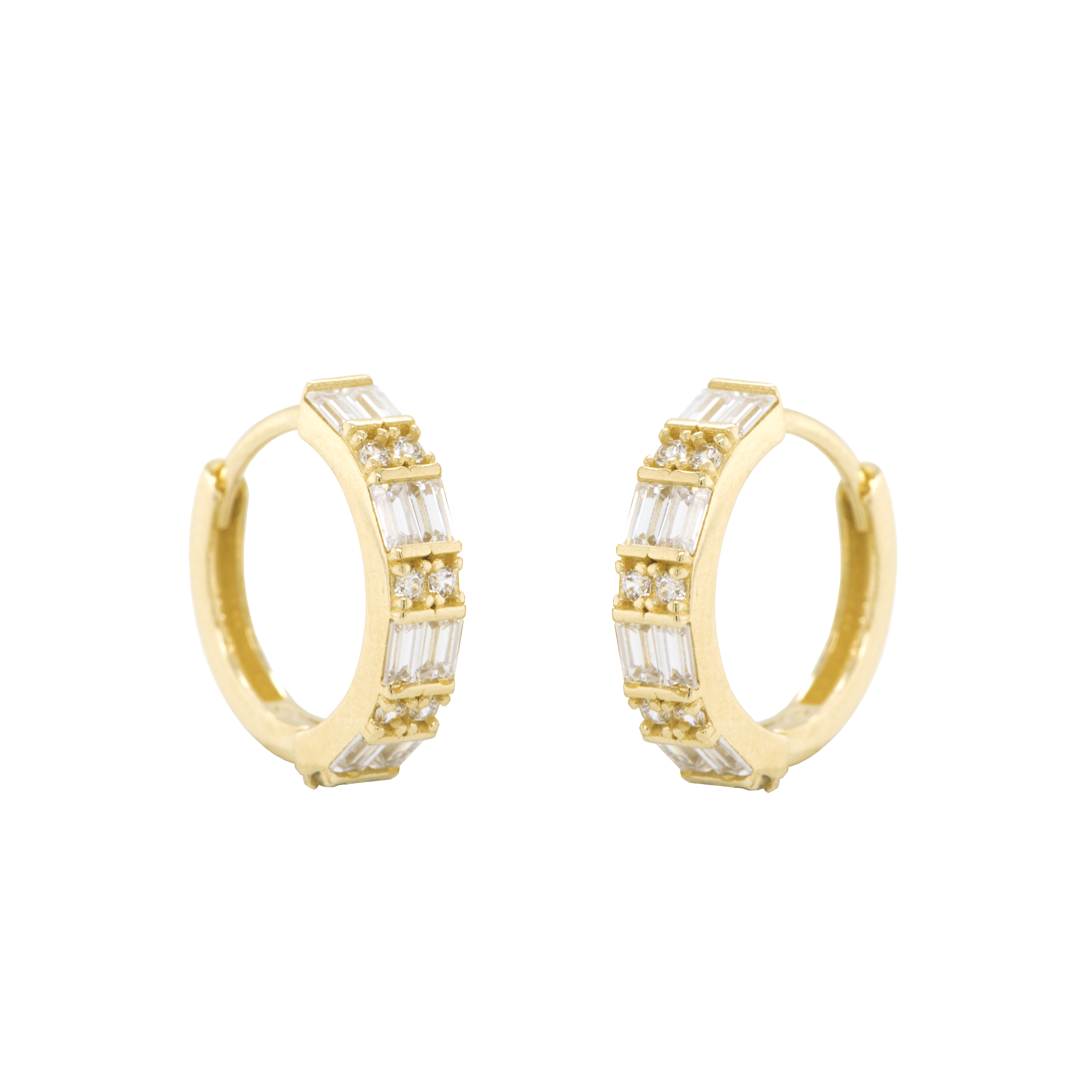 Deze geel gouden klapoorringen zijn erg uniek, want zowel briljant als baguette geslepen zirkonia stenen op een oorring zie je niet iedere dag. En dat is vreemd, want de combinatie is schitterend!