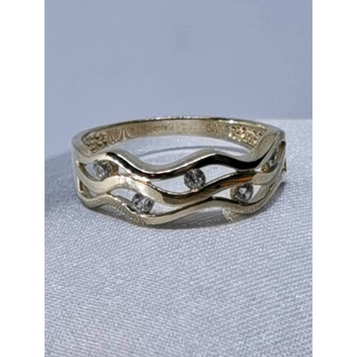 14 karaat geel gouden wave fantasie ring bezet met briljant geslepen zirkonia.