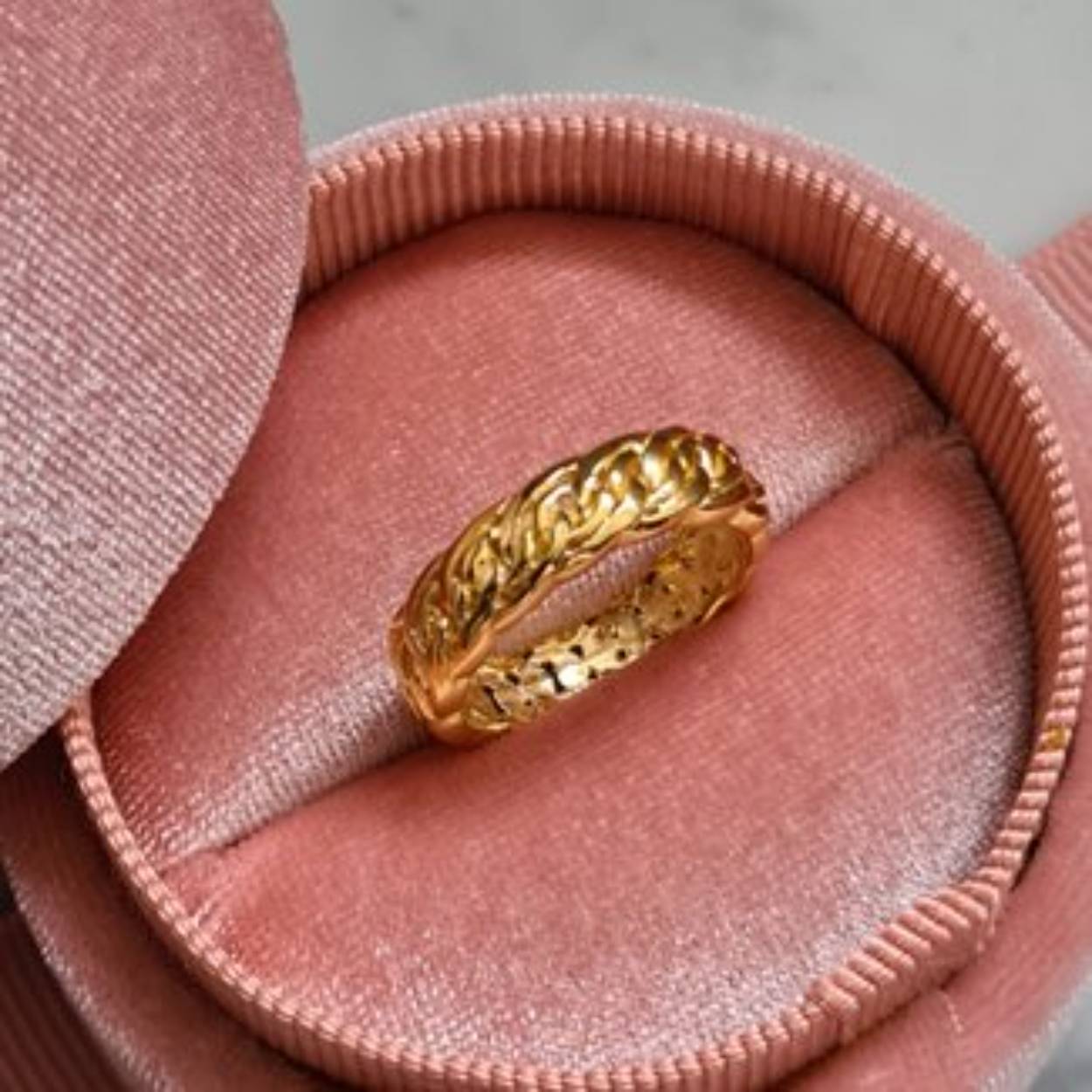 Deze mooie Schakel Ring Gold plated sterling zilver is een musthave voor jouw sieradenstash!

Alle Imotionals sieraden zijn gemaakt van sterling zilver (925) en voorzien van een extra rodium laag. Het zilver verkleurt hierdoor niet.

Maat: 58