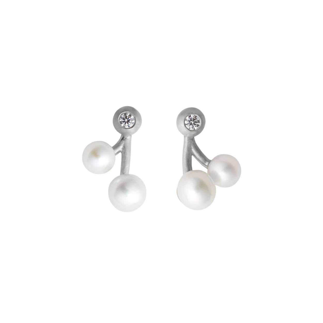 Geïnspireerd door de volwassen en verfijnde vrouw, wil de parelcollectie de vrouwelijkheid brengen aan iedereen die deze elegante sieraden draagt. Parels symboliseren wijsheid en alle ontwerpen zijn verkrijgbaar in zowel sterling zilver als 14K verguld sterling zilver met zoetwaterparels en zirkonia.