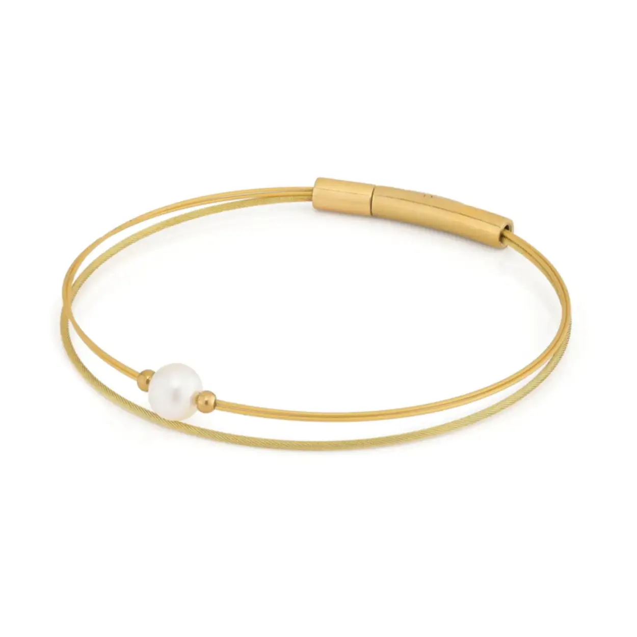 Is jouw geboortemaand juni? Dan past de edelsteen Parel perfect bij jou! Ook als cadeautje voor een 30 jarig huwelijk worden vaak parels cadeau gegeven. Het is de parel van rust, vrede en verlichting. 

Deze armband maken wij van twee soepele draden, met een Parel en twee bolletjes van goud edelstaal en met een gemakkelijke bajonetsluiting.  

Gemakkelijke Bajonet Sluiting 
Handgemaakt in Nederland
Hypoallergeen