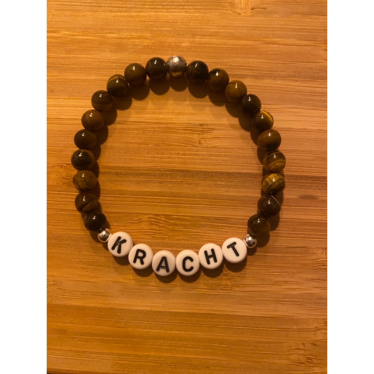 Lief armbandje met positieve tekst en tijgeroog en zilveren ballen. 
Dit geschenkje is belangrijk voor jezelf om jezelf eraan te herinneren dat je krachtig bent. You can do anything.
Je wordt blij als je het krijgt en even blij als je het weggeeft.
Armband kan op aanvraag met elke positieve tekst gemaakt worden( max 7 letters)