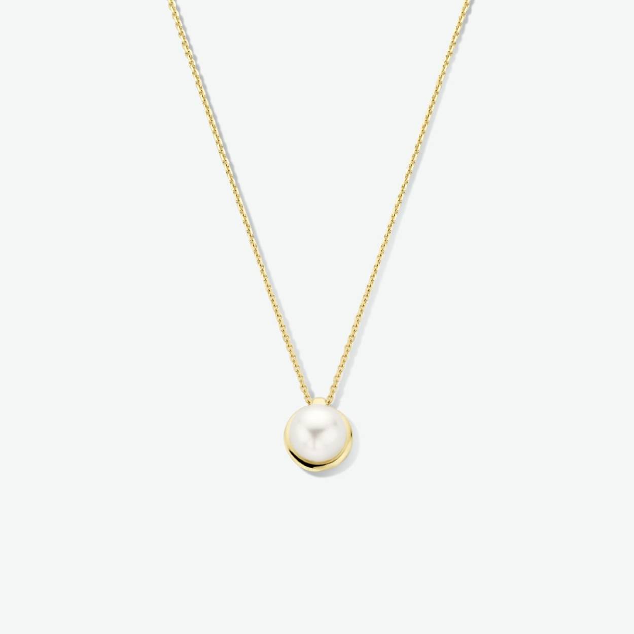 14k Geelgouden collier uitgevoerd met een hanger met een schitterende parel. Het collier heeft draaglengtes van 42 en 45cm. De hanger heeft een diameter van 6.5mm.