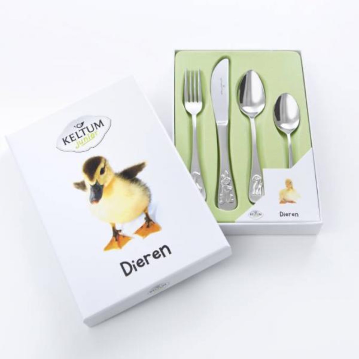Dieren mogen eigenlijk niet op tafel, maar voor poes, konijn, hond en eend op dit kinderbestek maken we graag een uitzondering. Dierenvriendjes eten met dit bestek maar al te graag. 
Omdat het bestek is vervaardigd uit edelstaal kan het in de vaatwasser. Leuk als geboorte-, doop- of verjaardagscadeau. U kunt één naam gratis laten graveren. De vork en de lepels zullen aan de achterzijde gegraveerd worden. De gravure kunt u vermelden in het opmerkingenveld tijdens het bestelproces. Gegraveerde artikelen kunnen niet worden geruild.
Afmeting: vork: 17 cm, mes: 18 cm, eetlepel: 17 cm, dessertlepel: 13 cm.