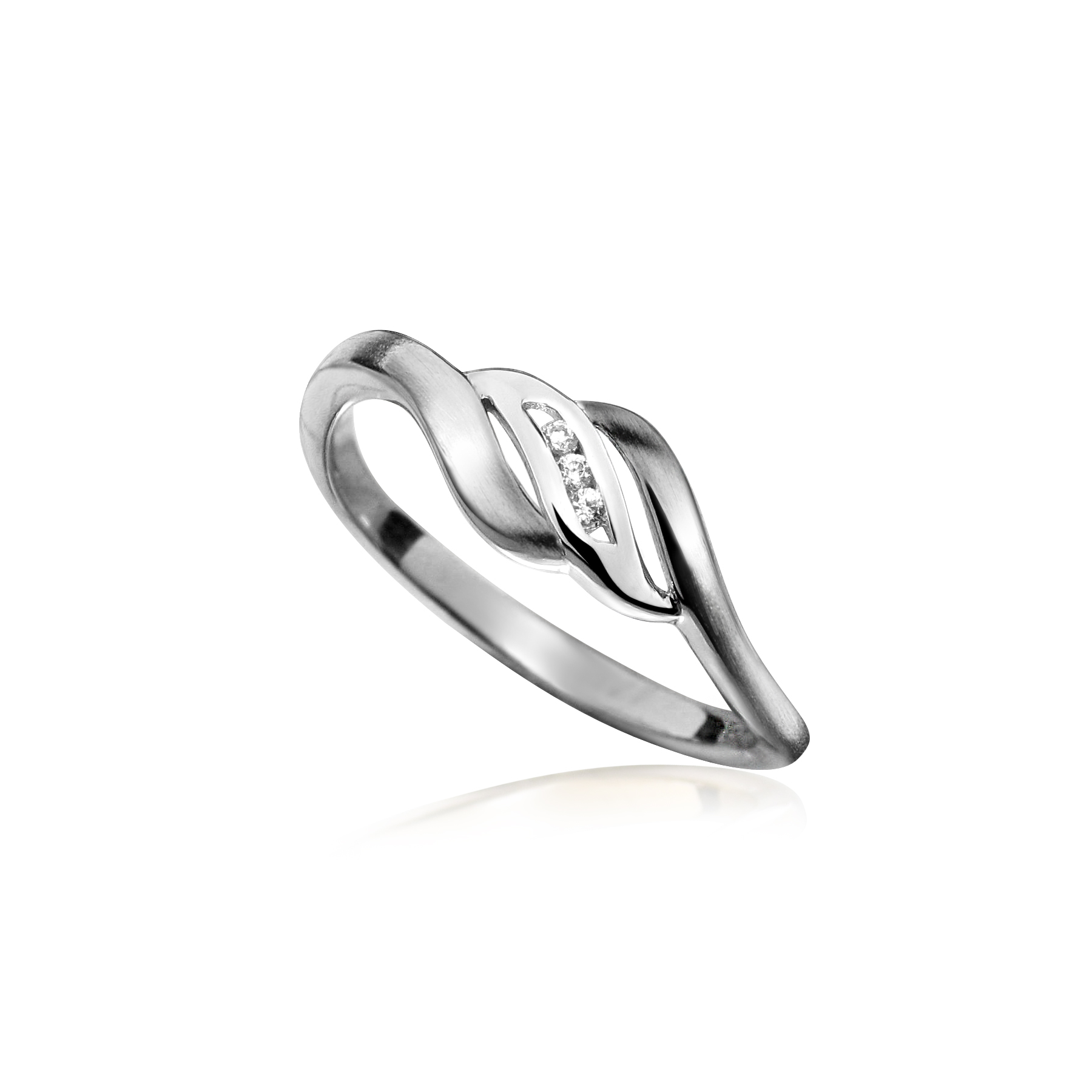 Deze 925 zilveren ring is mooi en sierlijk ontworpen. De ring is gedeeltelijk glad gepolijst en gedeeltelijk gematteerd, dit zorgt voor een bijzondere uitstraling. De briljant geslepen zirkonia stenen zorgen voor de nodige schittering. Dit sieraad is onderdeel van een onwijs leuk setje van een ring, hanger en oorsieraden.

Set productnummers:
Ring: R017
Hanger: H017
Oorsieraad: O017