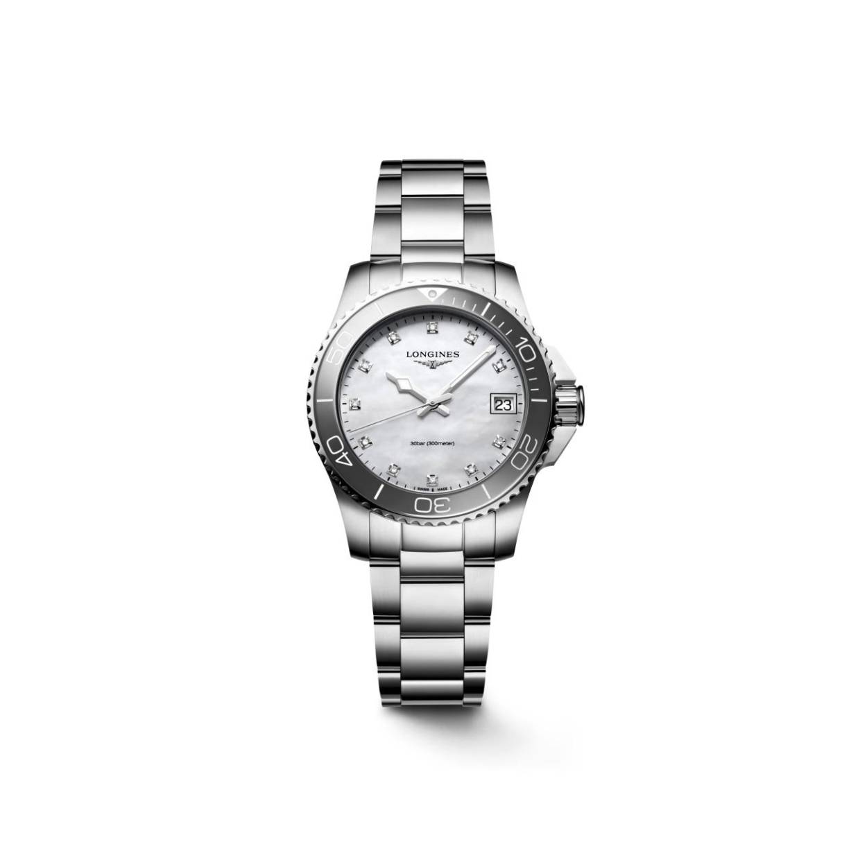 Dit Longines horloge behoort tot de HydroConquest collectie.
Referentienummer: L3.370.4.87.6 



De Longines is voorzien van een kaliber L156 uurwerk. De kast en band zijn gemaakt van roestvrij staal. Het horloge heeft een diameter van 32 mm en is getest op een waterdichtheid van 30 ATM / 300 meter. Het horloge is dus perfect geschikt als duikershorloge. De band is gemaakt van roestvrij staal. Dankzij de Super- LumiNova op de wijzers is het horloge ook in het donker duidelijk af te lezen. Op de mother-of-pearl wijzerplaat schitteren 11 top-Wesselton VS-SI diamanten met een totaal van 0.044ct. Het horloge heeft een krasbestendig saffierglas met meerdere lagen anti-reflecterende coating aan beide zijden

