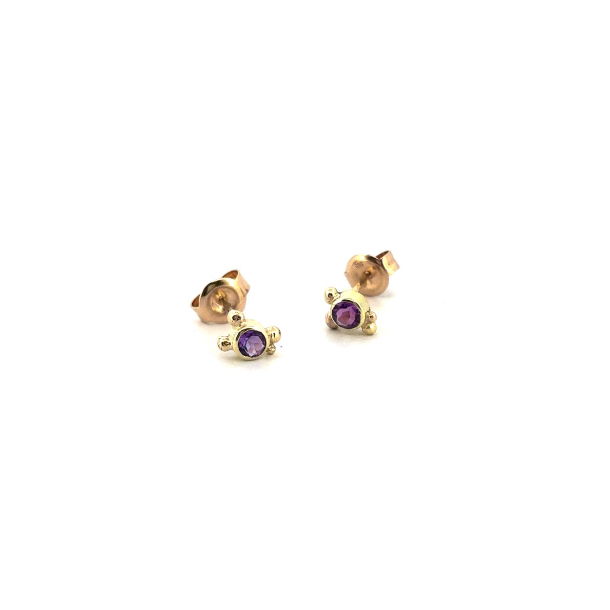 Het minimalistische design zorgt ervoor dat je deze oorstekers bij elke look kunt dragen. De prachtige amethist heeft een zacht paarse kleur. Door de geelgouden zetting met de kleine bolletjes wordt dit sieraad een eyecatcher van jouw look. Deze oorstekers horen bij een set met hanger en een ring.

Maak een afspraak en kom deze sierlijke oorstekers passen! Of bestel ze gelijk, dan sturen we deze mooi verpakt naar je toe.