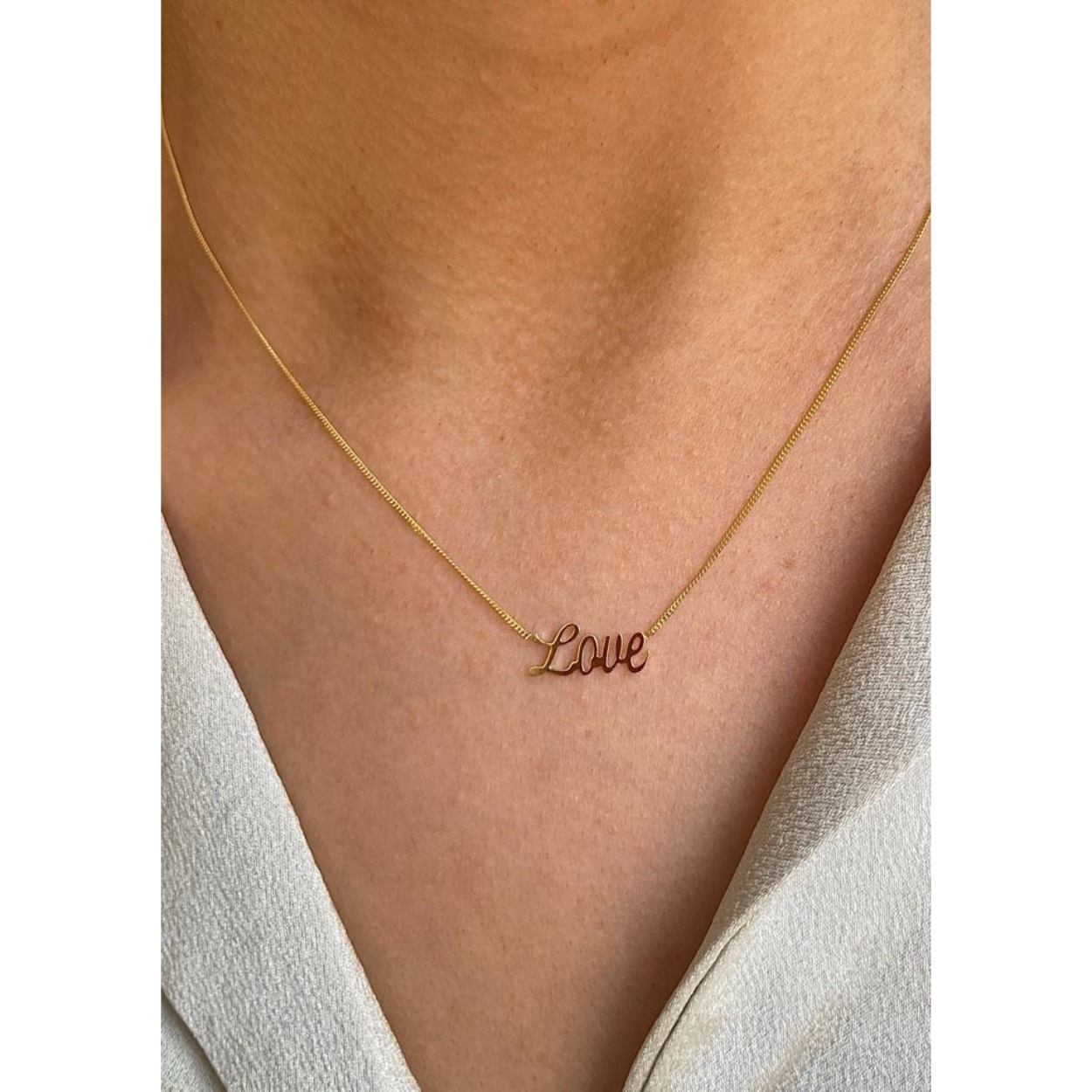 Met deze Just Franky Signature Necklace draag je jouw geliefde altijd dicht bij je hart. Deze ketting is verkrijgbaar in 14k geel-, wit- of rosègoud.
