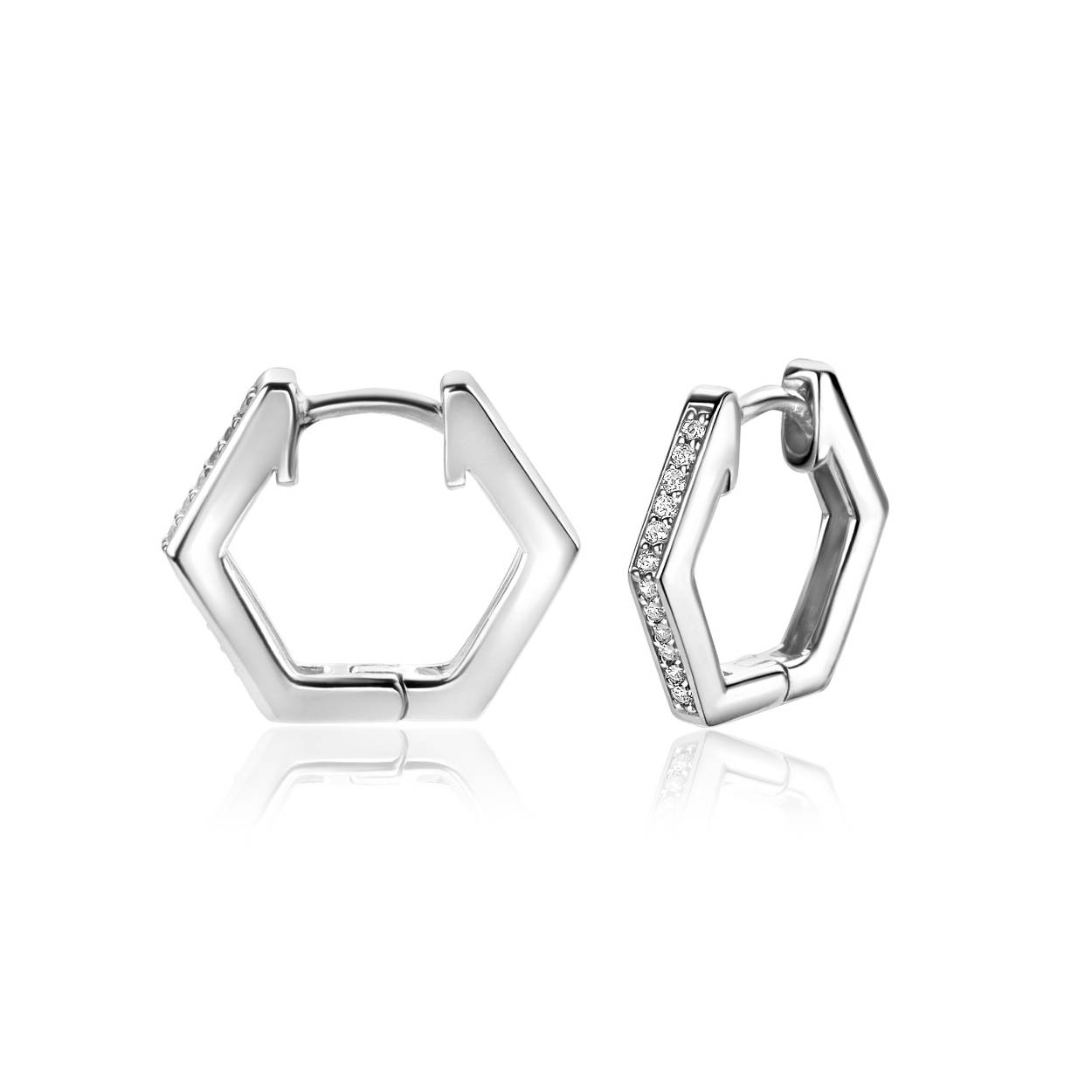 ZINZI zilveren oorringen 15mm in een hexagon vorm. Bezet met witte zirconia's. Met gemakkelijke scharnier-sluiting. Het klik-systeem maakt dat de oorringen gemakkelijk in te doen zijn en heel comfortabel dragen. De oorringen zijn vervaardigd van eerste gehalte zilver (925) en extra gerodineerd.