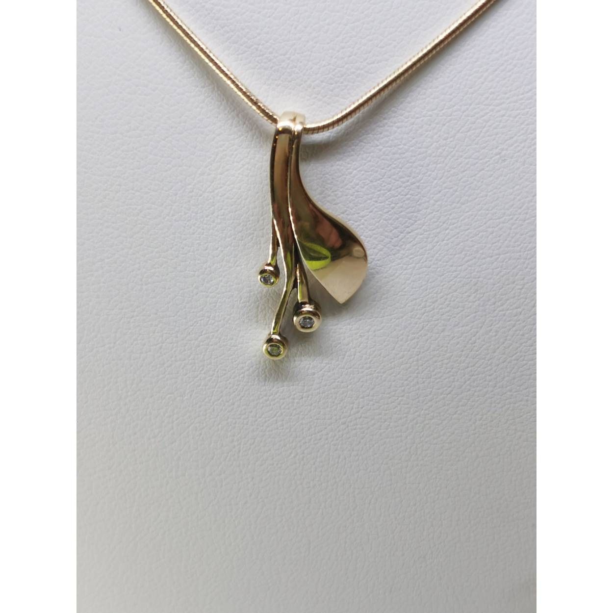 14 karaat geel gouden diamanten fantasie hanger.

Soort: Diamant
Slijpvorm: briljant
Karaat: 0.06
Helderheid: WVSi
Kleur: G
Aantal: 1