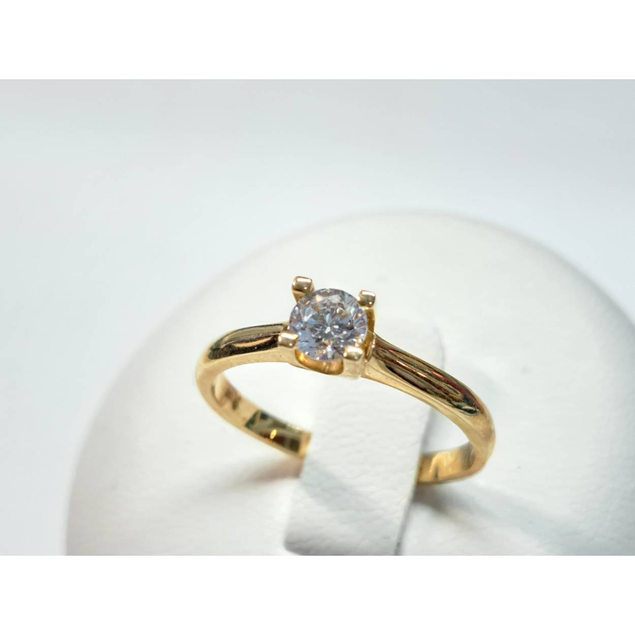 14 Karaat geel gouden solitaire ring bezet met briljant geslepen zirkonia in klauwzetting. 