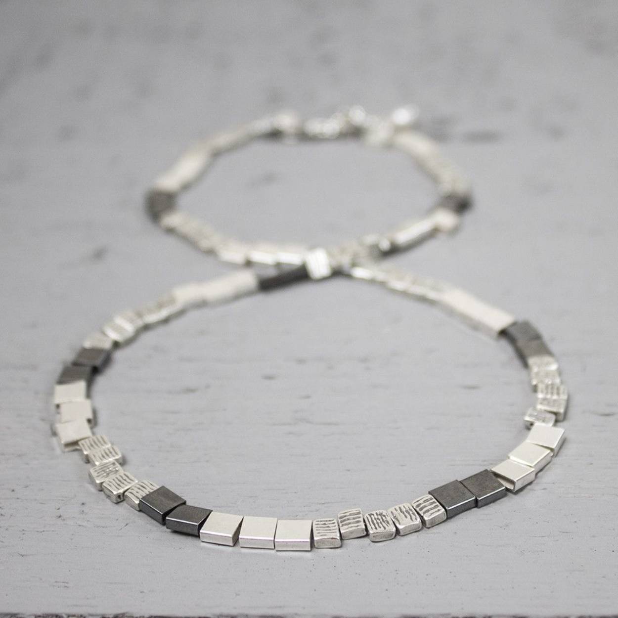 De glans van 925 sterling zilver maakt het een gewild edelmetaal voor de vervaardiging van sieraden. De sieraden van Jéh Jewels zijn nikkel vrij.
