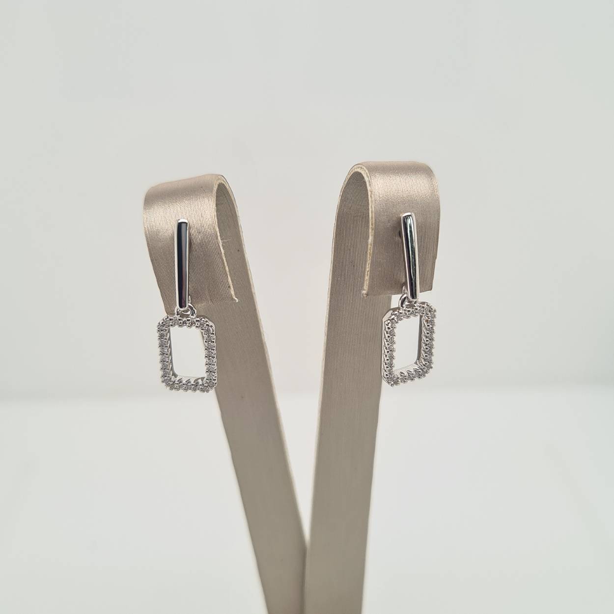 Prachtige 14 karaat witgouden oorsieraden met diamant, H/SI 0.14crt. 