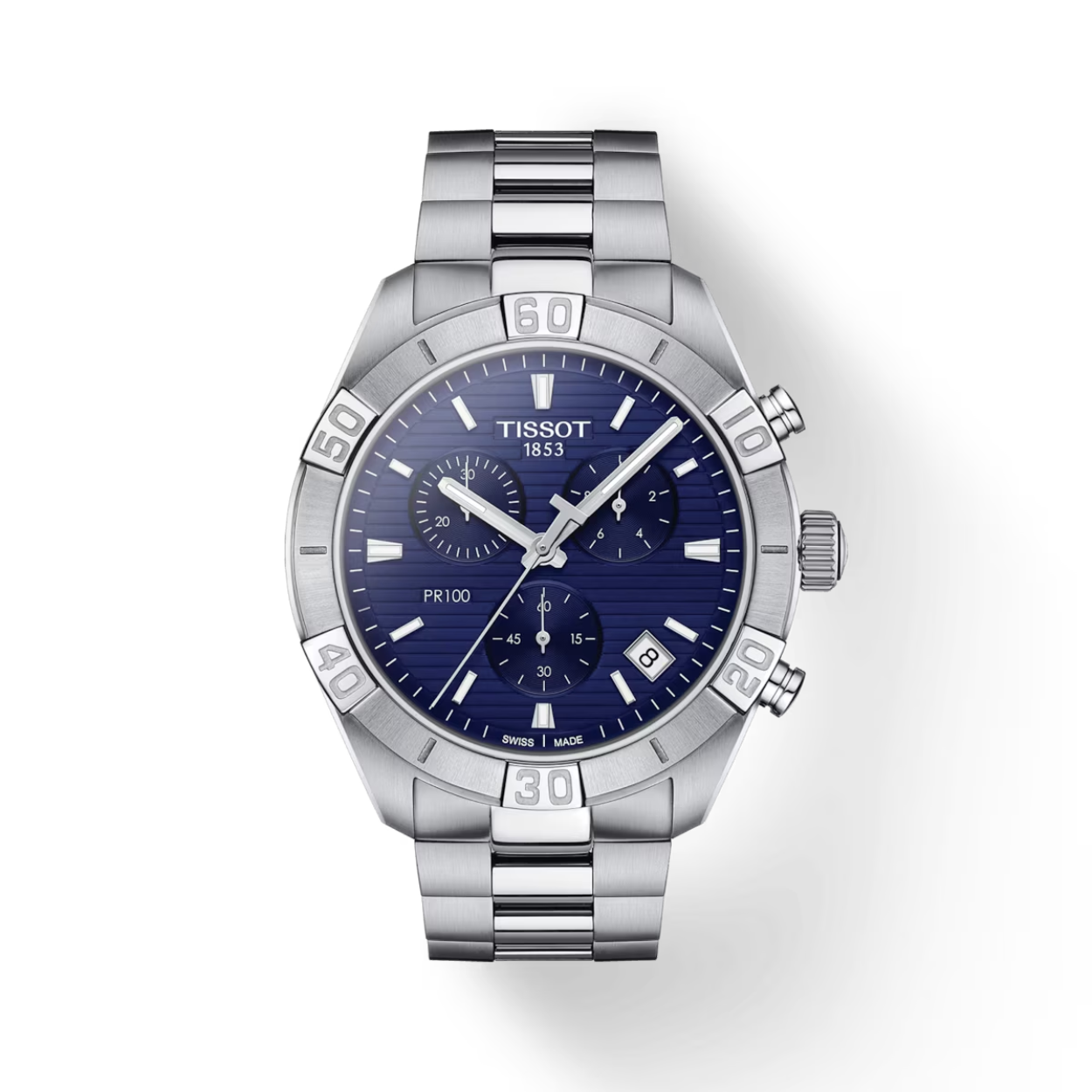 een horloge uit de de Tissot PR 100 Sport-collectie! Deze horloges, die verkrijgbaar zijn in verschillende uitvoeringen, zijn zowel sportief als elegant. Of het nu om de chronograaf-uitvoering of de uitvoering met drie wijzers gaat, de hoogwaardige componenten zoals het krasbestendige saffierglas en de edelstalen armband met vouwsluiting en drukknoppen en de waterdichtheid tot een druk van 10 bar (100 m) garanderen de beste geschiktheid voor dagelijks gebruik. Met zijn royale kastmaat van 44 mm is het een van de grotere horlogemodellen en maakt het een opvallend statement.