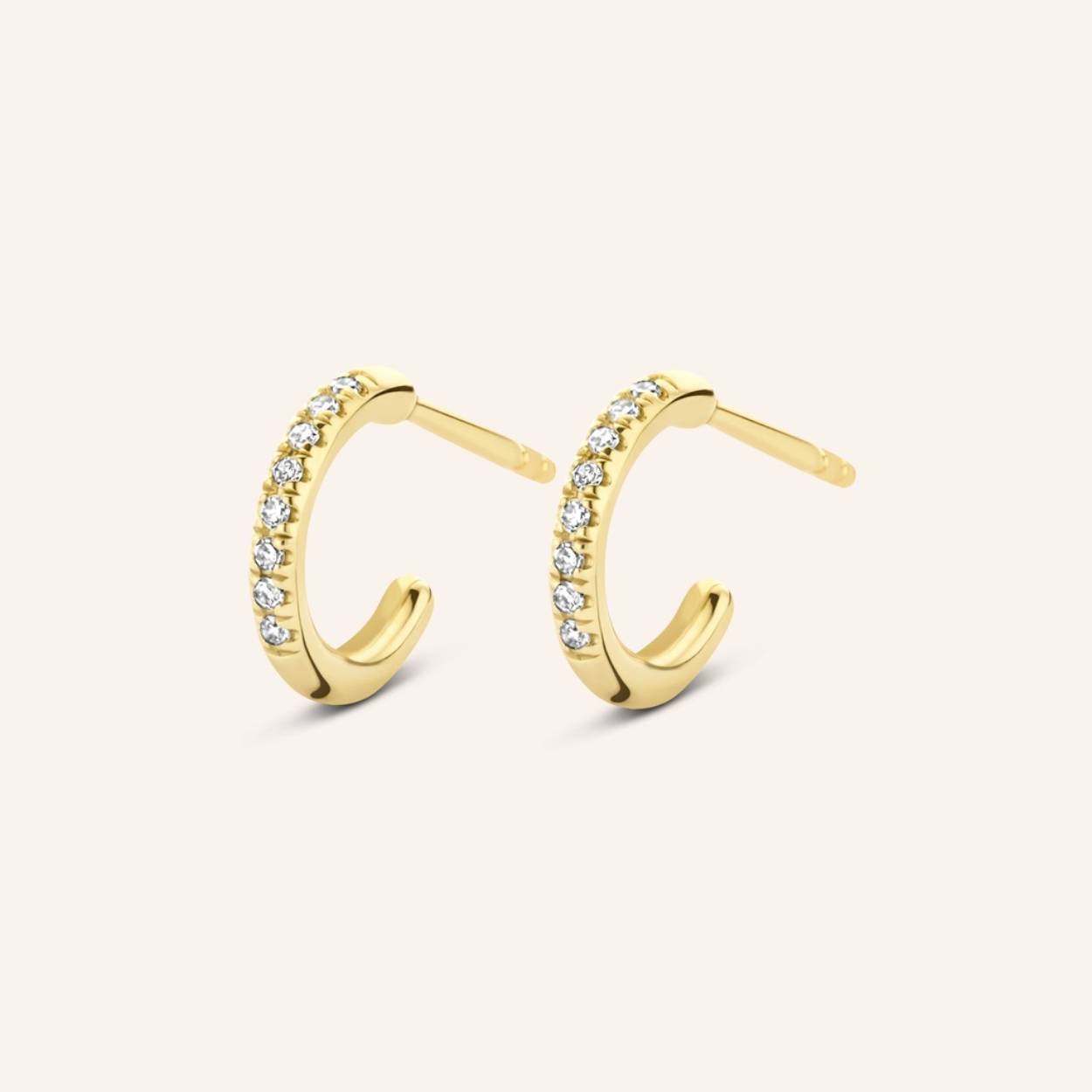 Onmisbare diamanten voor elke dag - 16x kenmerkende diamanten op 14-karaats gouden ronde hoepels, het is redelijk veilig om te zeggen dat deze nooit uit de mode zullen raken, noch oogverblindende schittering