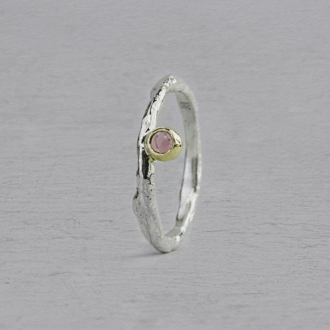 21110

Ring gemaakt van 925 sterling zilver in combinatie met een 9 karaat zetkastje met daarin een roze Toermalijn edelsteen. Combineer met de andere ringen uit de Mix & Match collectie.