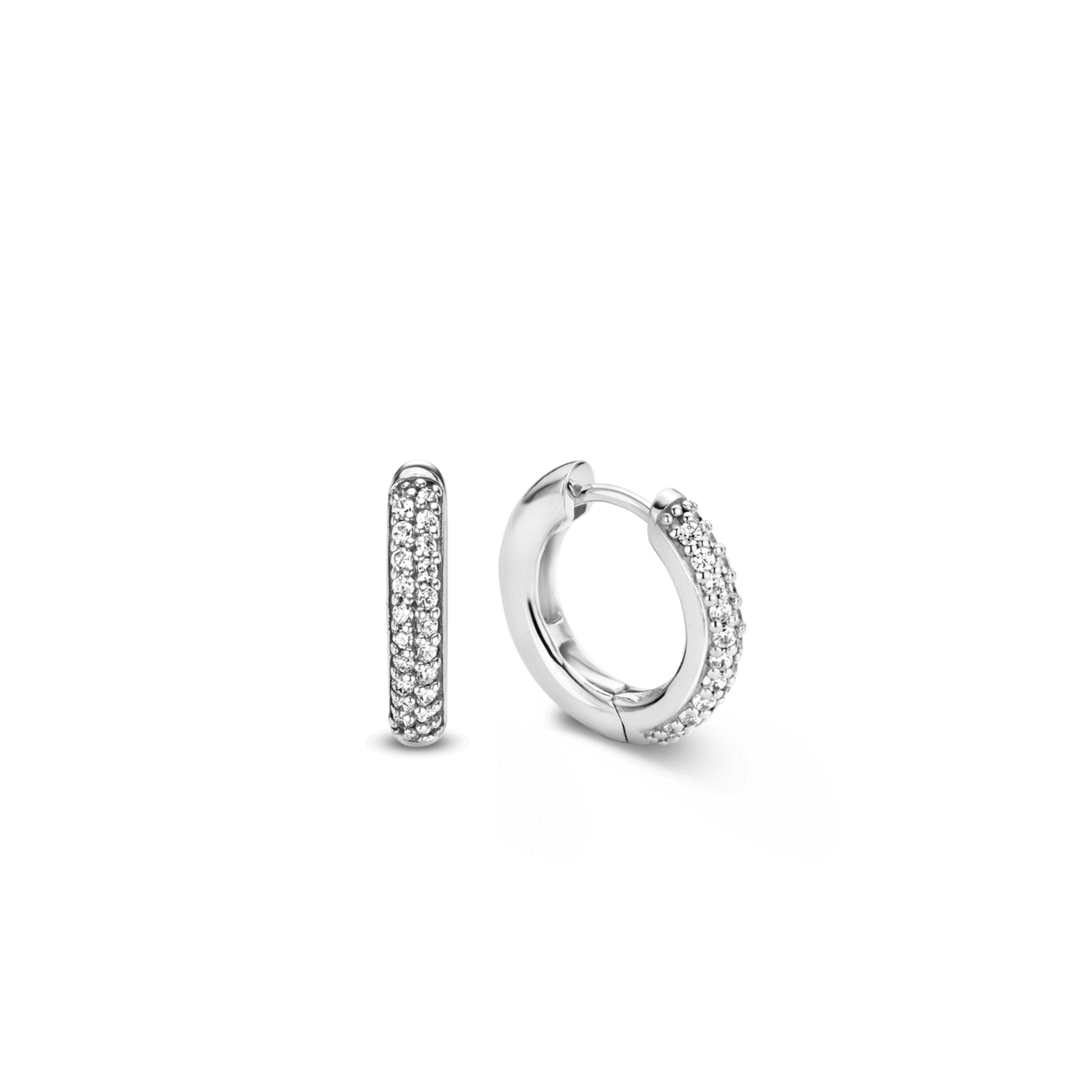 Deze TI SENTO - Milano oorbellen hebben een doorsnede van 18 mm. De oorbellen zijn gemaakt van gerhodineerd sterling zilver en gezet met twee rijen briljant geslepen zirkonia's. De oorbellen kunnen zowel los worden gedragen als samen met oorbedels. Vanwege de grootte van dit sieraad is het goed om te combineren met bredere oorbedels zodat deze niet wegvallen in het geheel.