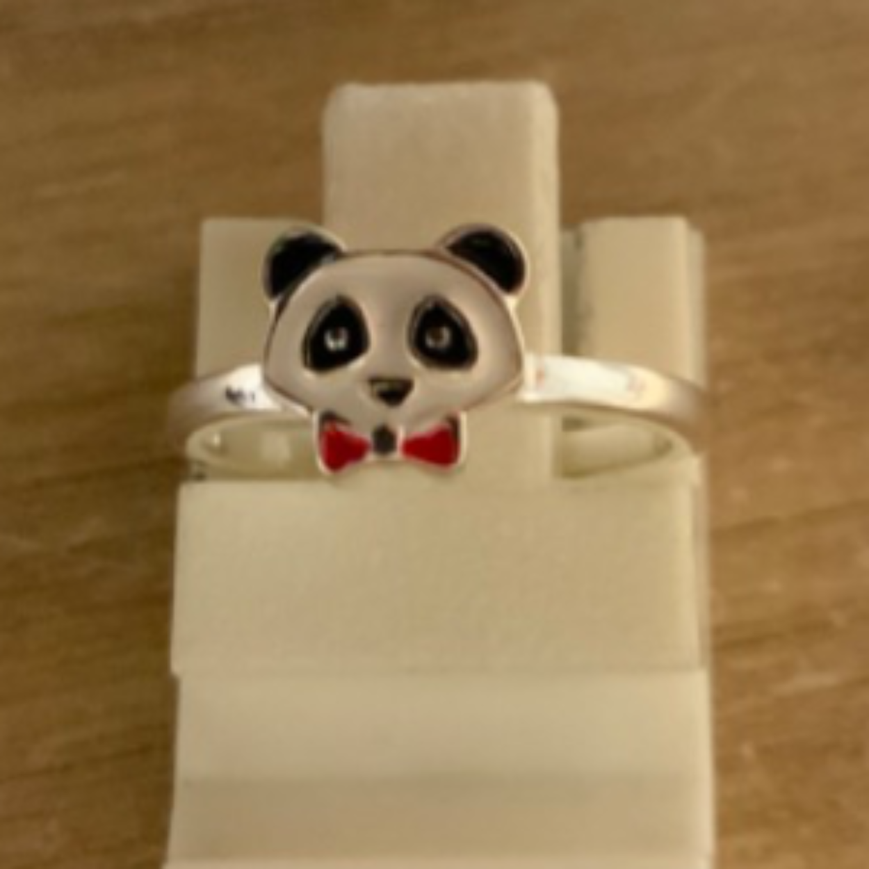 Ring panda met rode strik