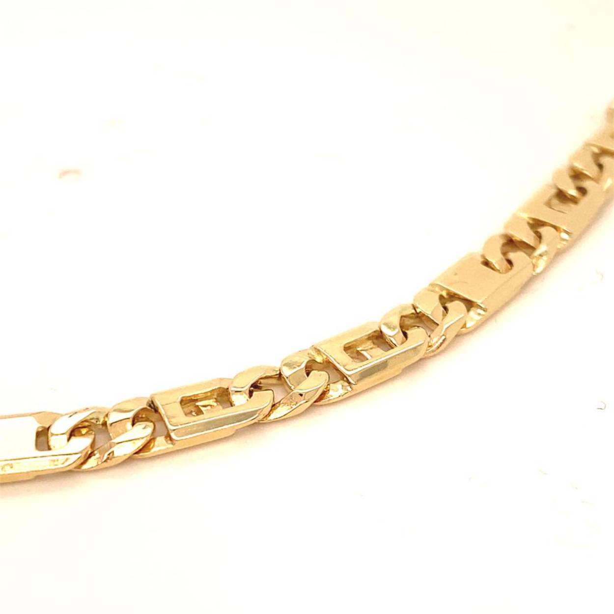 Massief 14 karaat geelgouden armband met een draaglengte van 21cm.
