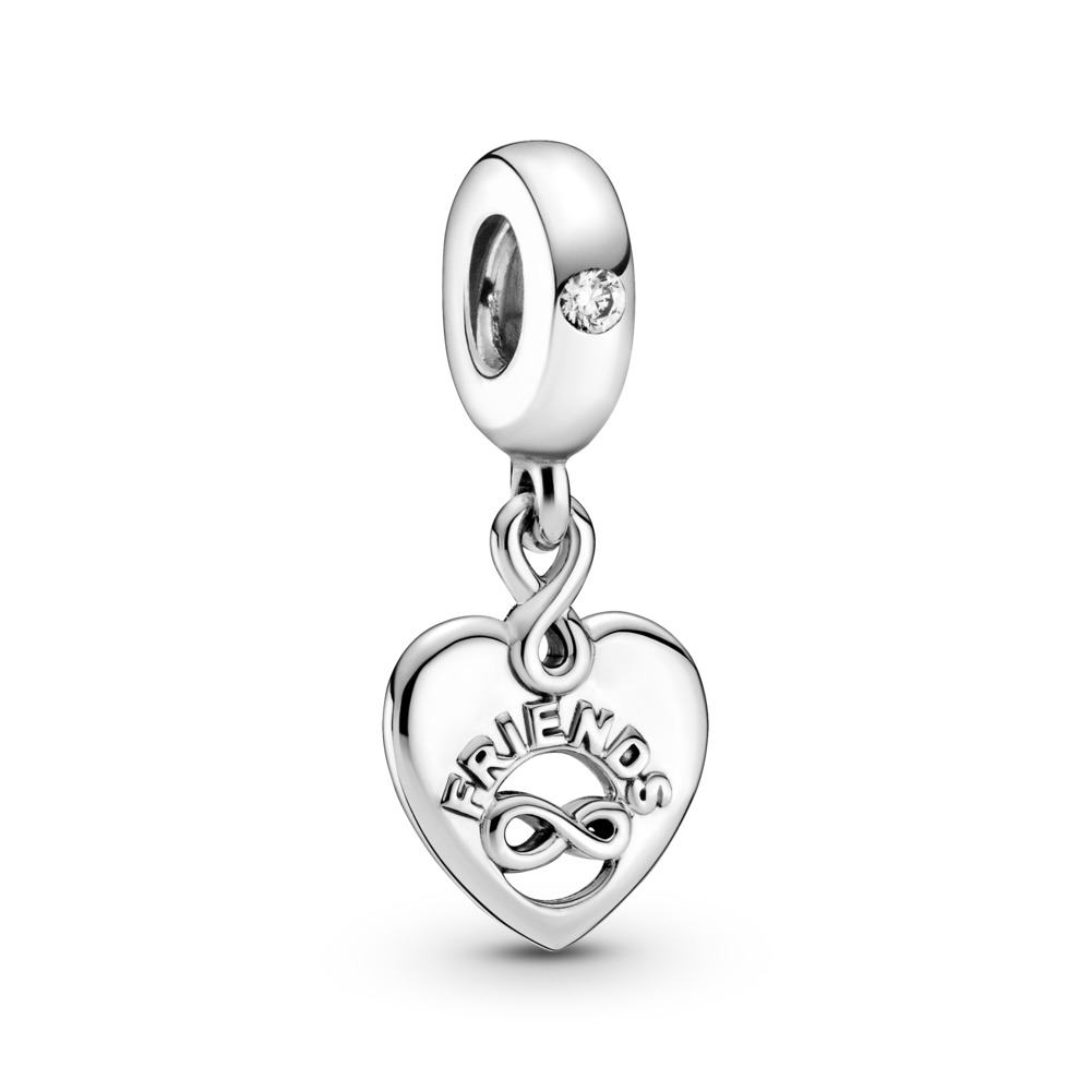 Ontdek een speciale bedel voor je beste vriendin met de Friends Forever Heart Dangle Charm. Deze hartvormige hangende bedel is hand-finished in sterlingzilver en uitgevoerd met een asymmetrisch uitgesneden oneindigheidsteken, het woord “Friends” in verhoogde letters op de voorkant en de gravure “Forever” op de achterkant. Een ander oneindigheidsteken verbindt de bedel met de hanger die is uitgevoerd met een sprankelende heldere steen. Laat je beste vriendin weten dat jullie vriendschap levenslang zal duren met dit sieraad.