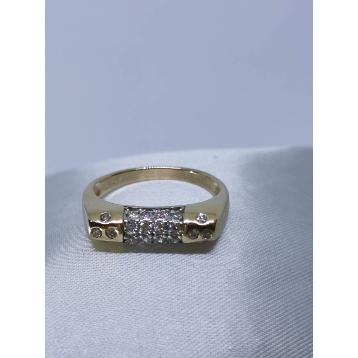 14 karaat geel gouden fantasie ring bezet in witgoud met briljant geslepen zirkonia's.