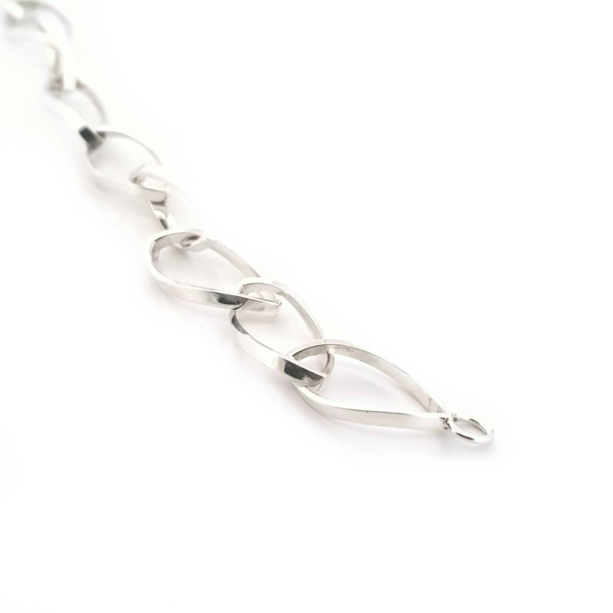 Deze vlammende armband is verkrijgbaar in zilver en geelgoud en hoort bij de Flame hanger.

De armband heeft een lengte van 20 cm.

De armband kan op elke gewenste maat gemaakt worden. Echter na aanpassing van de maat beschouwen we de armband als maatwerk. Mocht je twijfelen over de maat neem dan gerust contact op.

Maak een afspraak en kom deze sierlijke armband eens passen! Of bestel haar gelijk, dan sturen we deze mooi verpakt naar je toe.