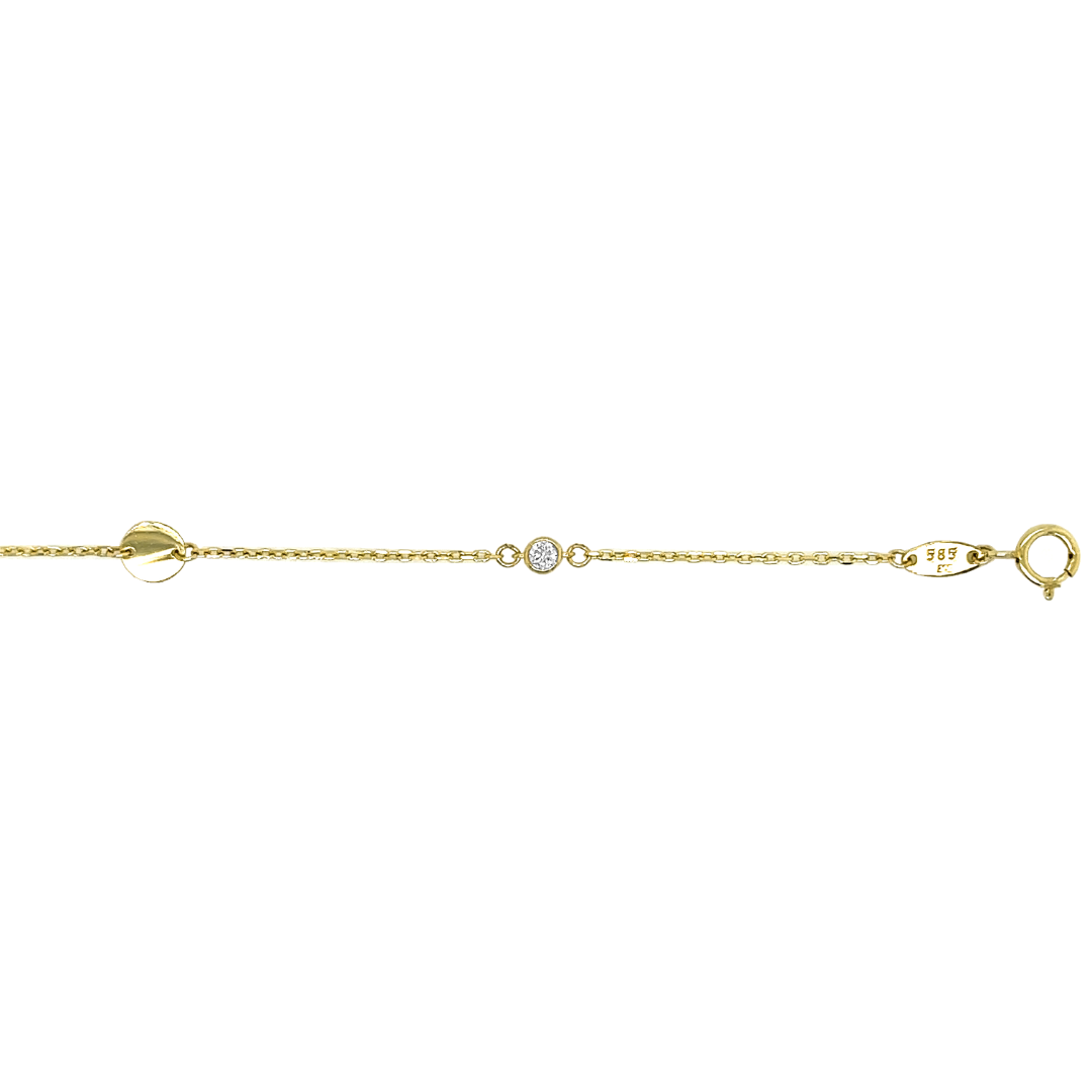 Deze 14-karaats geel gouden armband heeft een subtiele uitstraling. Het armbandje is anker geschakeld en deze schakel wordt onderbroken door kleine plaatjes en zirkonia steentjes gezet in een ronde zetkast. Armband GAS079WRSM is een setje met collier GCS079WRSM.