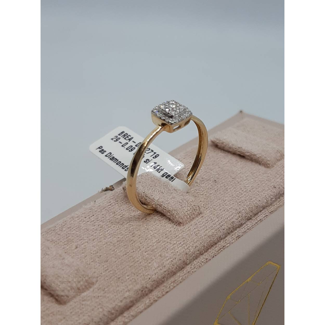 De Diamanten Verlovingsring met modelnummer BREA-0002719 is een gouden ring van 14 karaat met een glanzende afwerking. De ring bevat 29 ronde diamanten van SI1 zuiverheid en H-kleur, met een totaalgewicht van 0,09 karaat. De ringmaat is 54. Perfect voor een elegante en tijdloze verloving. Draag hem als statementstuk voor elke gelegenheid.