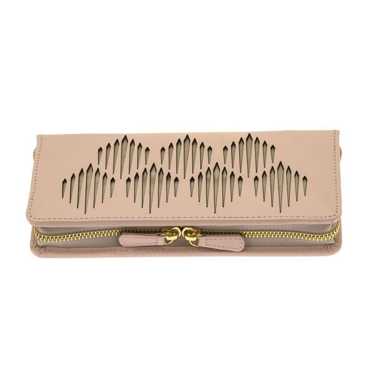 Luxueuze roze reisetui met rits uit de 'Gatsby' collectie van Davidts.
De metalen rits sluit met een hangslot.
Het buitenste materiaal in begrensd leer en het binnenste suède. Het deksel is fijn geperforeerd en onthult een discrete lichtgouden achtergrond die het een elegant en verfijnd karakter geeft.
Ook verkrijgbaar in zwart en wit.
Afmetingen : 21 x 3 x 10cm
Gemaakt van gerecycleerd leder (gebonden leder). 
Ontworpen in België.