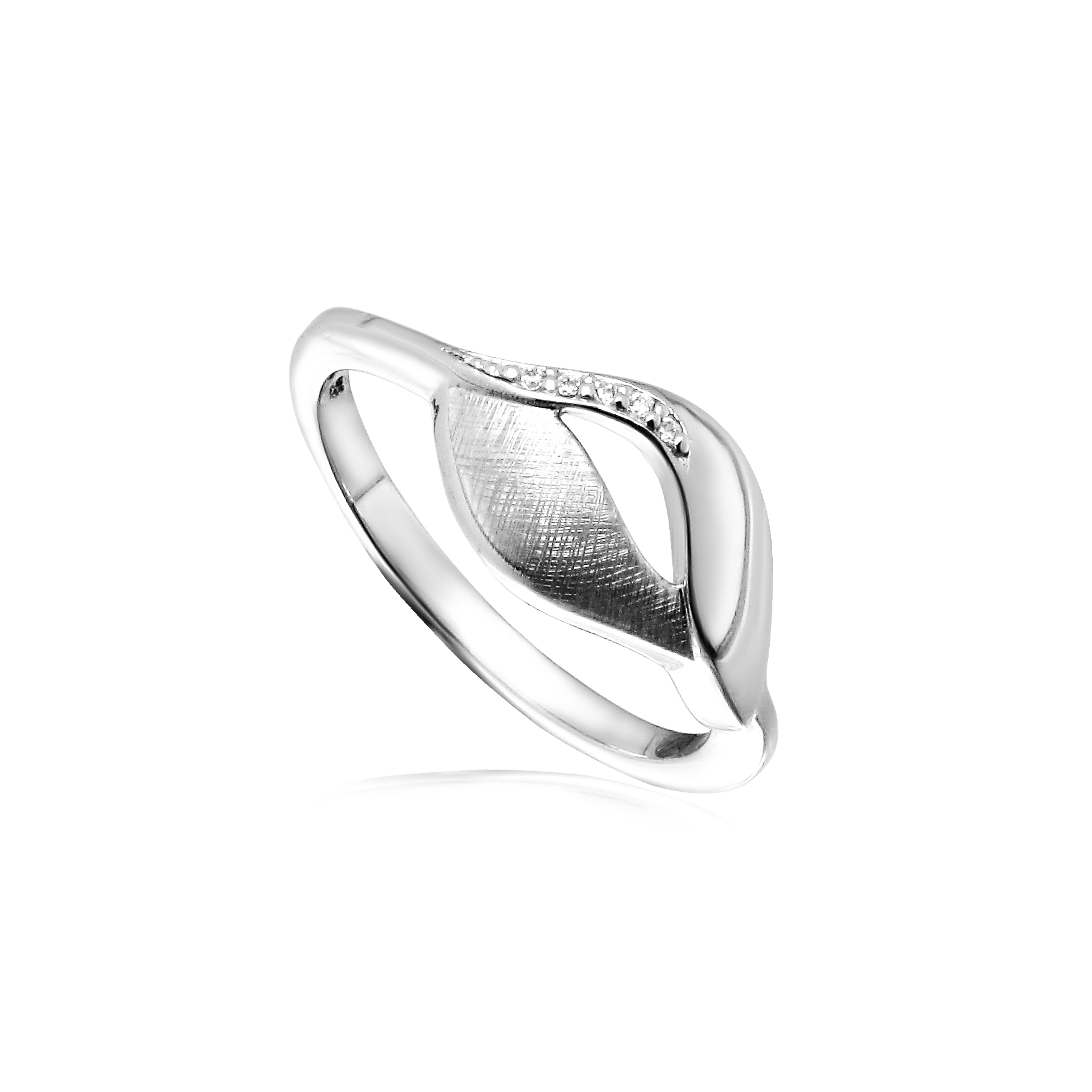 Deze 925 zilveren ring is mooi en sierlijk ontworpen. De ring is gedeeltelijk glad gepolijst en gedeeltelijk gematteerd, dit zorgt voor een bijzondere uitstraling. De briljant geslepen zirkonia stenen zorgen voor de nodige schittering. Dit sieraad is onderdeel van een onwijs leuk setje van een ring, hanger en oorsieraden.

Set productnummers:
Ring: R020
Hanger: H020
Oorsieraad: O020