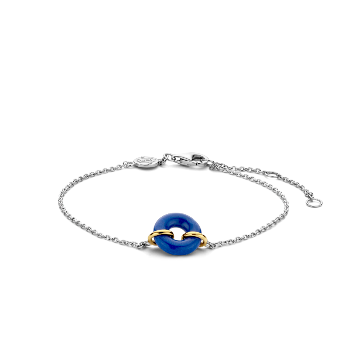 Het pronkstuk van deze TI SENTO - Milano zilveren armband 2968BL is de lapis blauwe steen in het midden, omhuld door een sierlijk vergulde zetting. De armband is gemaakt van 925 sterling zilver en heeft een laagje rhodium om het te beschermen en de glans te behouden. De ronde vorm maakt het een artistiek geheel. De kleur weerspiegelt de donkerblauwe tinten van een hemel in de nacht. De extra veilige sluiting is speciaal ontworpen zodat het altijd bij je blijft. Met dit juweel zul je schitteren, altijd en overal.