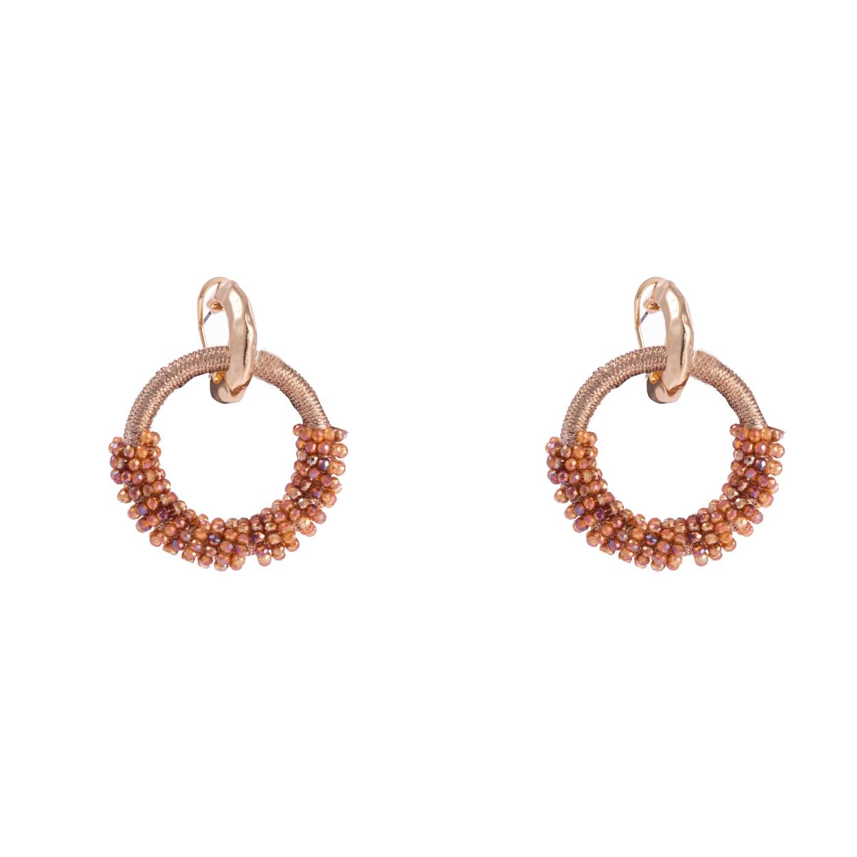 Van grote statement oorbellen tot klassieke oorringetjes of – knopjes - in onze collectie komen oorbellen in alle soorten en maten terug, maar steeds van mooie kwaliteit en in lijn met de laatste nieuwe trends.

Half Circle Beads
