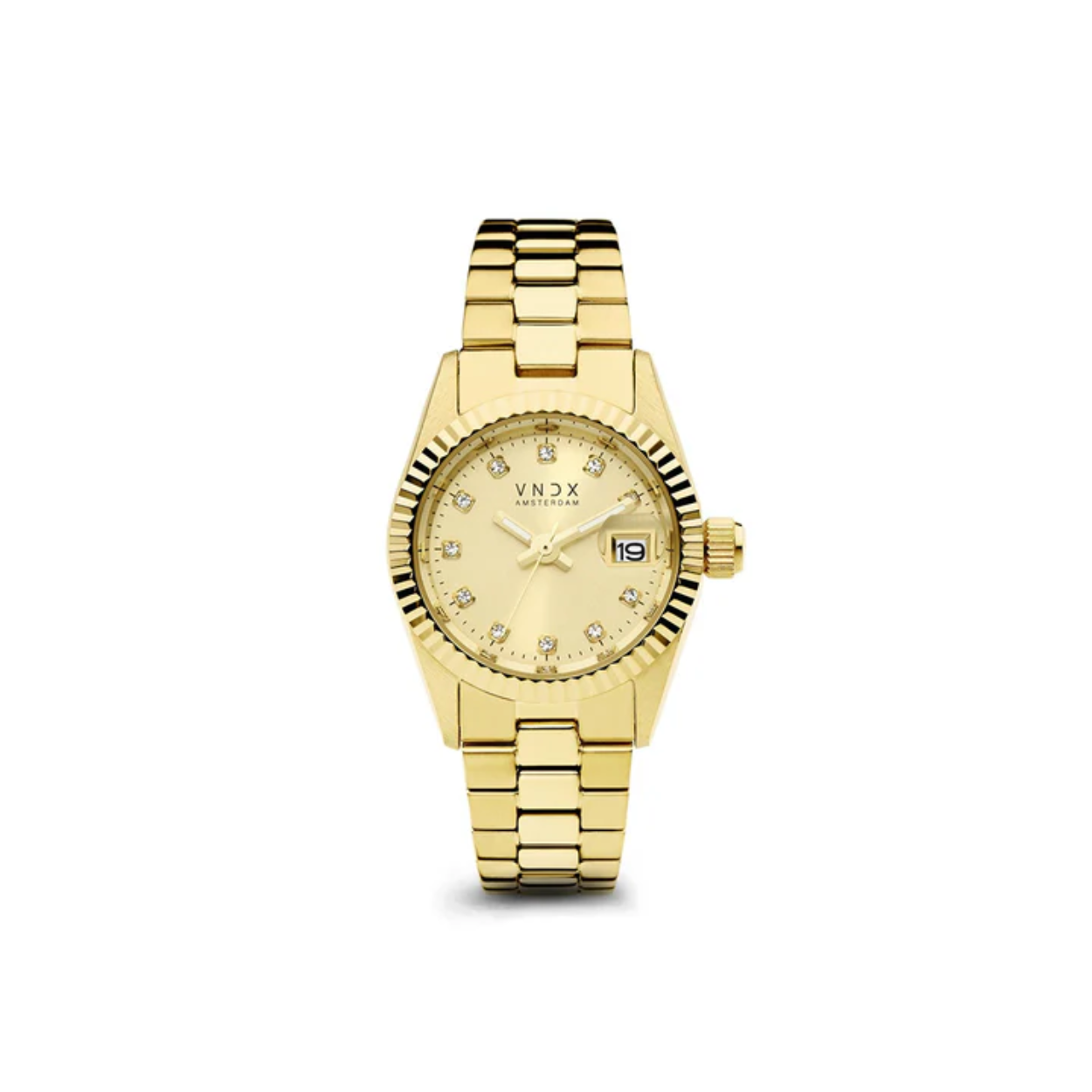 een verfijnd horloge met een slanke kastdiameter van 26 mm, een waterdichtheid van 3 ATM en luminor wijzers. Dit horloge is het toonbeeld van subtiele elegantie en functionaliteit. De gouden wijzerplaat voegt een vleugje sprankeling toe, terwijl de datumaanduiding je altijd op schema houdt. Of je nu overdag of ‘s nachts actief bent, de lichtgevende wijzers zorgen voor uitstekende leesbaarheid, zelfs in het donker. Wees jezelf, creëer je eigen stijl en kies je eigen pad!