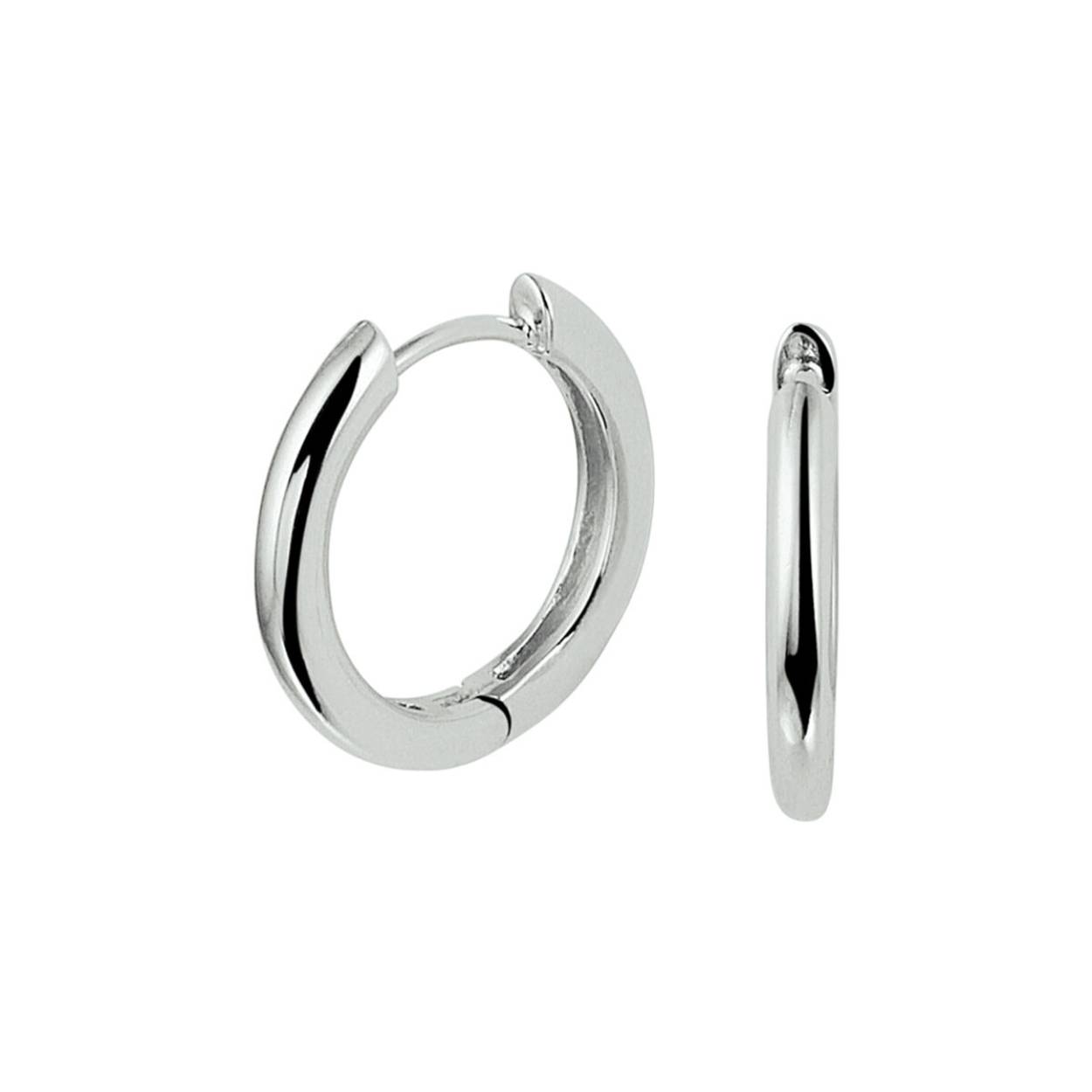 Gerhodineerd zilveren klapoorringen met een diameter van 12.5mm uitgevoerd met een stevige scharniersluiting. Een goede garderobe begint bij de basis en ditzelfde geldt voor een tijdloze sieradencollectie! Deze basic klapoorringen passen bij iedere outfit en zijn met veel andere sieraden te combineren.
