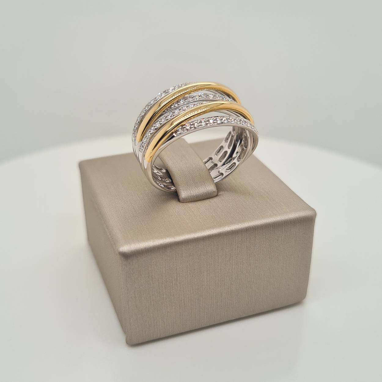 Prachtige 14krt bicolor gouden ring met diamant gezet 64-0,43 H/SI. De maat van de ring is 55 (17,5). Heeft u een andere maat, neem dan gerust contact met ons op.