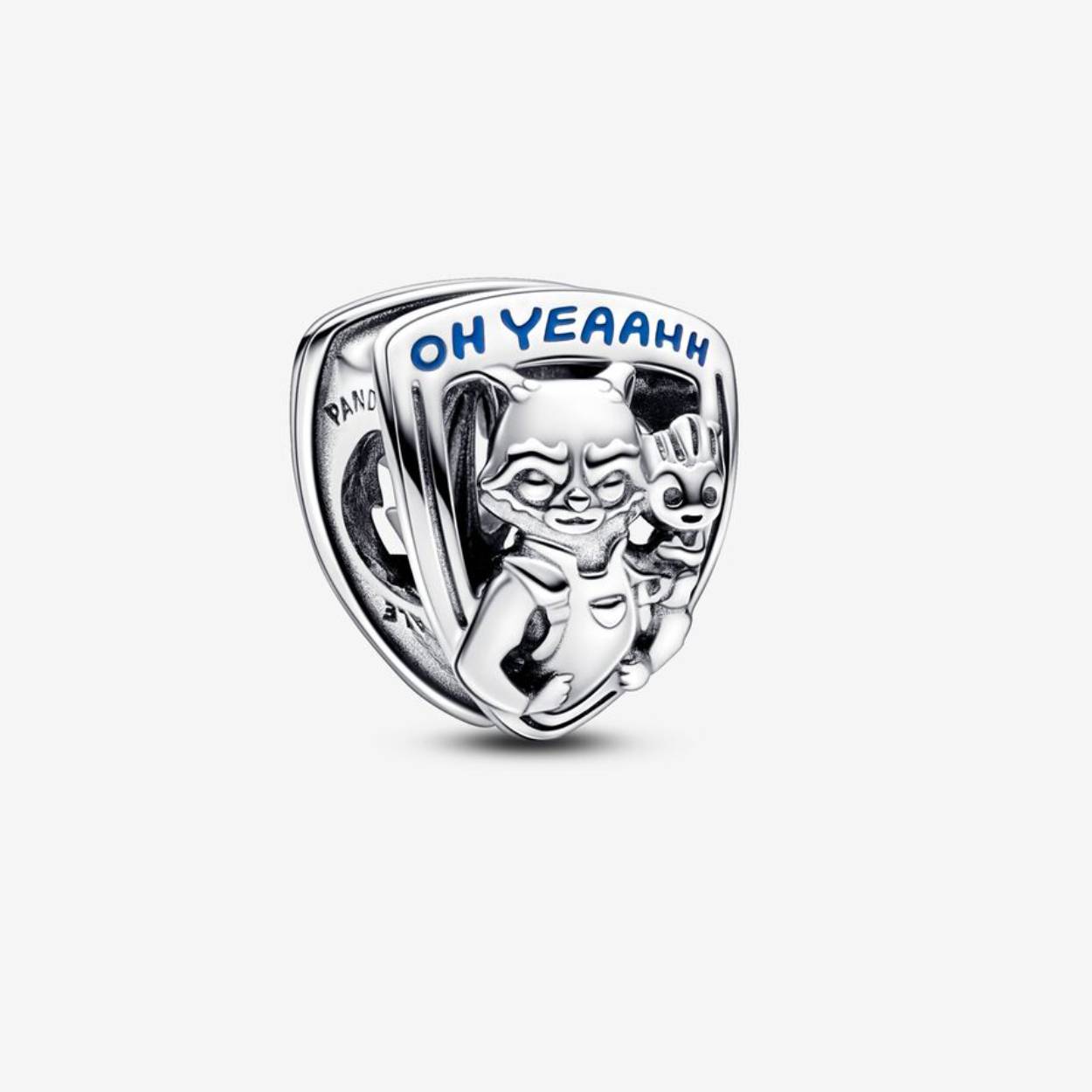 Vier vriendschappen in het hele sterrenstelsel met onze Marvel Guardians of the Galaxy Rocket Raccoon & Groot Embleem Bedel. Deze hand-finished sterlingzilveren bedel in de vorm van een schild is uitgevoerd met Rocket en Groot met de inscriptie 'OH YEAAHH' aan de ene kant en een uitgesneden sterrenembleem met de inscriptie 'GUARDIANS' aan de andere kant. De verfijnde details komen tot leven met met de hand aangebracht blauw en glinsterend diepblauw emaille. Geef deze bedel aan je de persoon die Groot in jou wakker maakt.