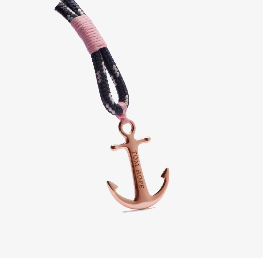 De Rose Gold bracelet bezit de essentie van moderne luxe en klassieke verfijning. Met onze karakteristieke in rose gold vergulde zilveren anker, blauw bies en roze takelgaren. Deze armband is ideaal voor alle gelegenheden.

XS = 15-16.5cm